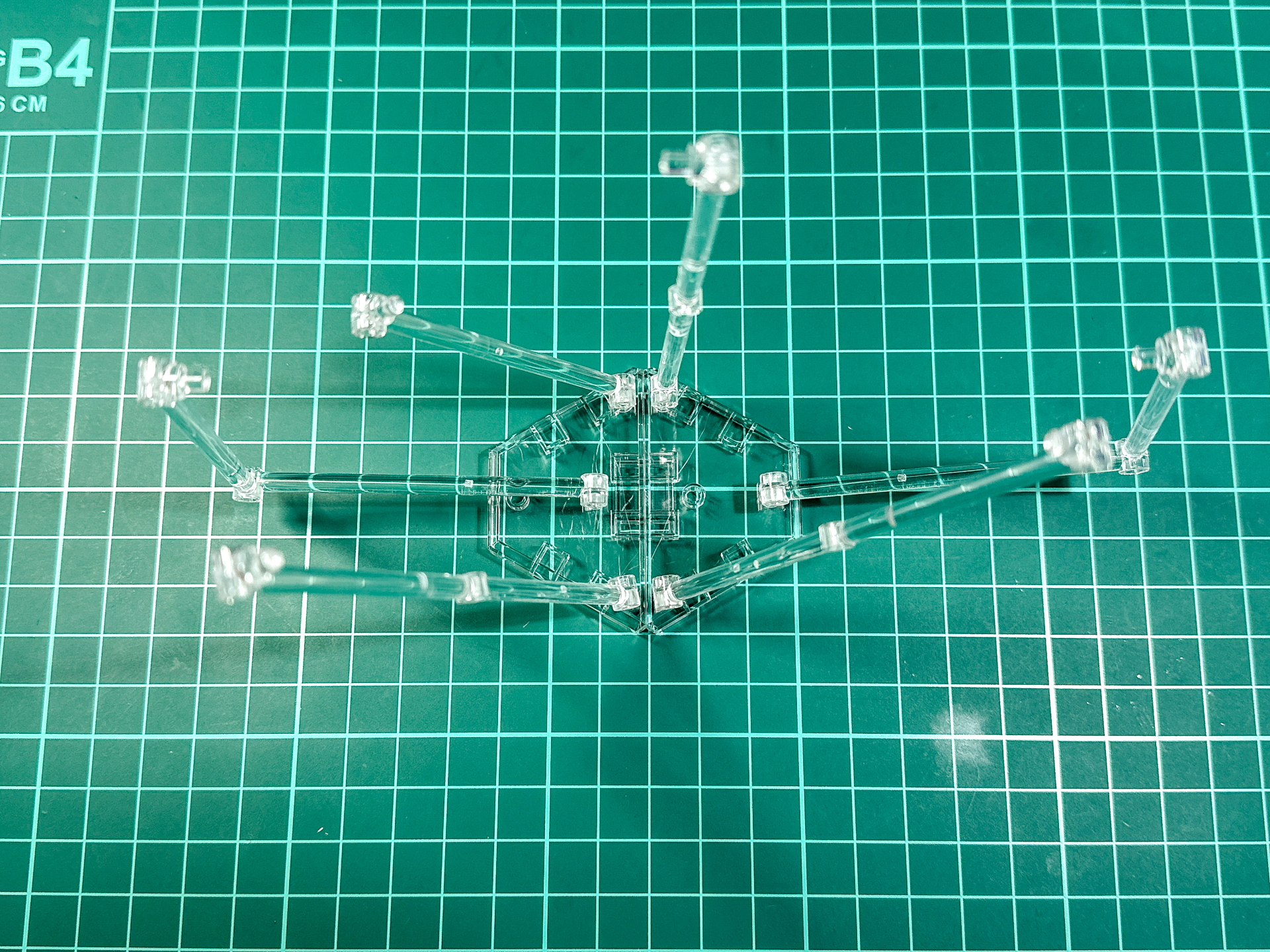 ソードブレイカー用ディスプレイベースは展示方法によって自由に組み換えが行なえます。