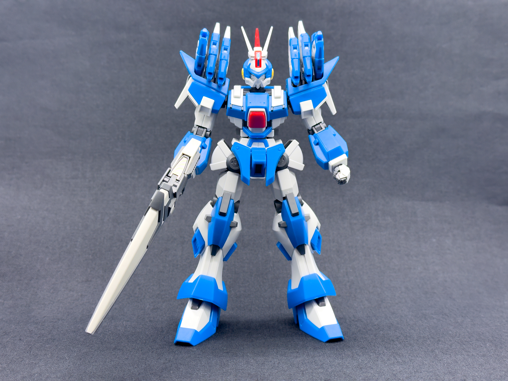 正面から見たアシュセイヴァー。頭部アンテナと胸部中央のレッドカラーがアクセントとなります。