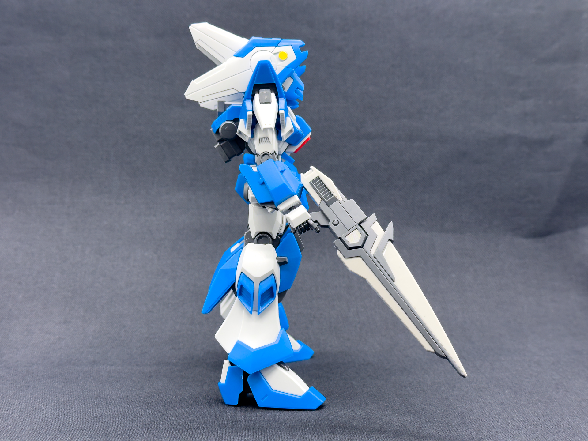 側面から見たアシュセイヴァー。手持ち武装は左右両方のハンドパーツで保持可能です。