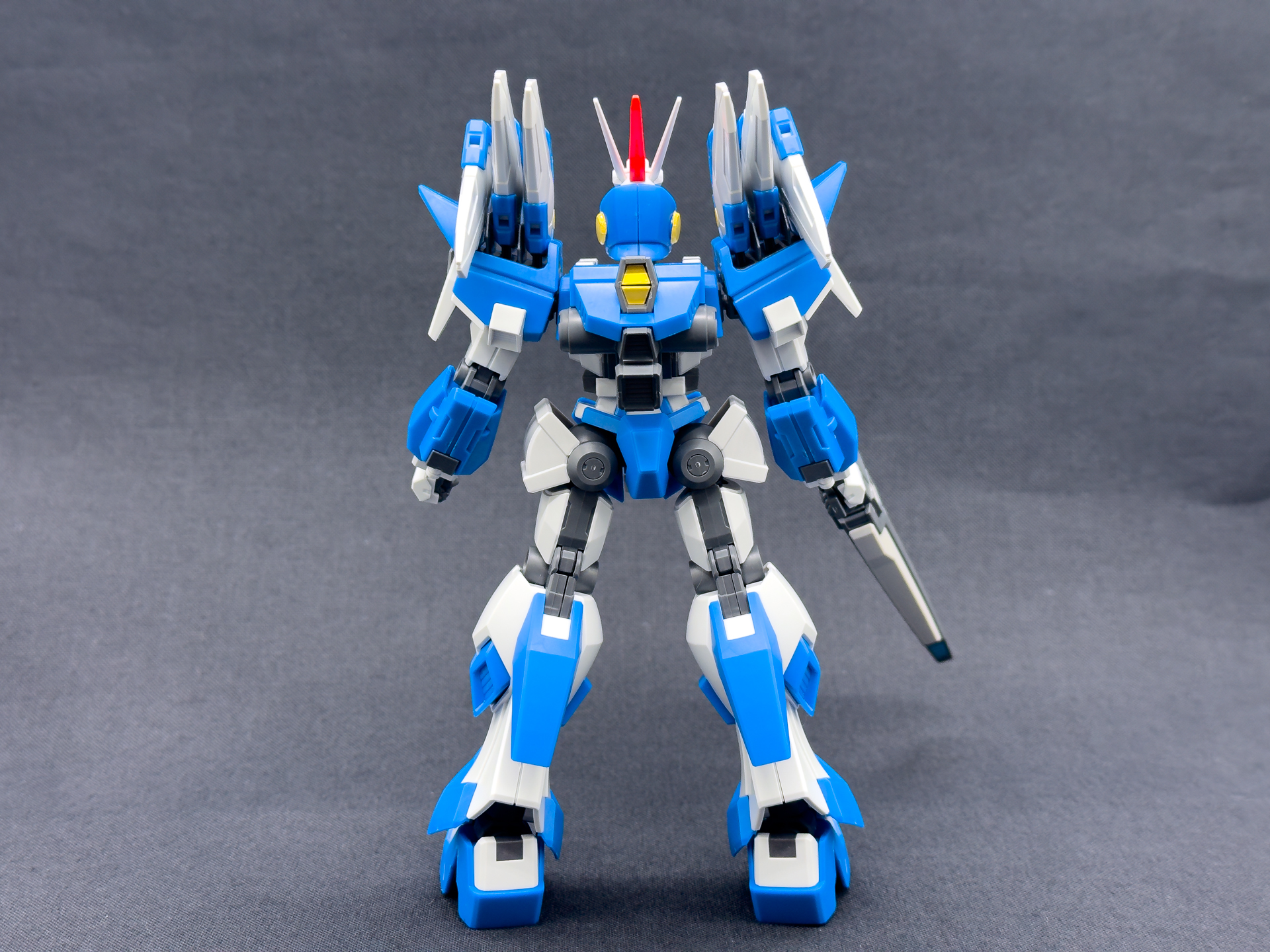 背面から見たアシュセイヴァー。本機のバックパックは小型でシンプルな造形です。