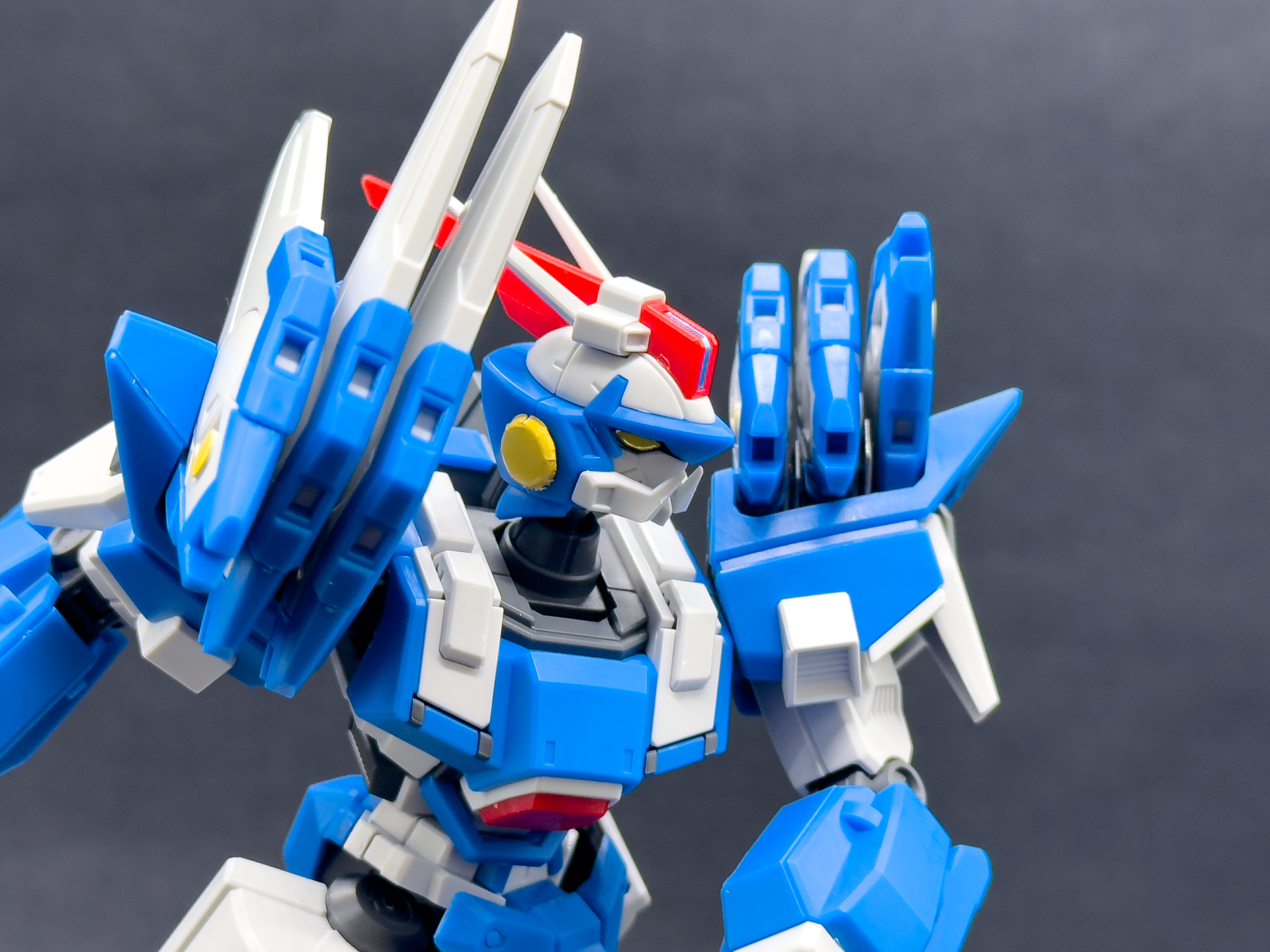 頭部のアップ。ヒンジとボールジョイントの活用により、大きく上を向くことが可能です。