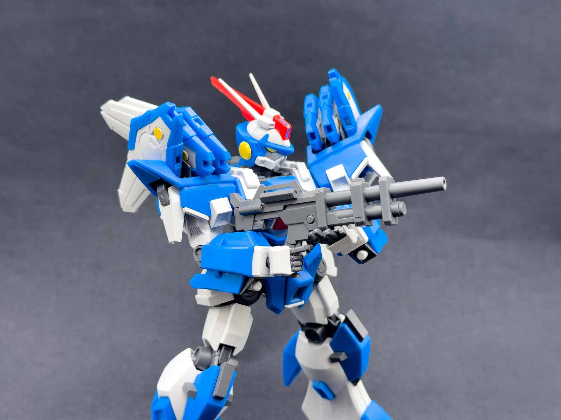 ガンレイピアを両手持ち。引き出し式関節により問題なく構えることが可能です。