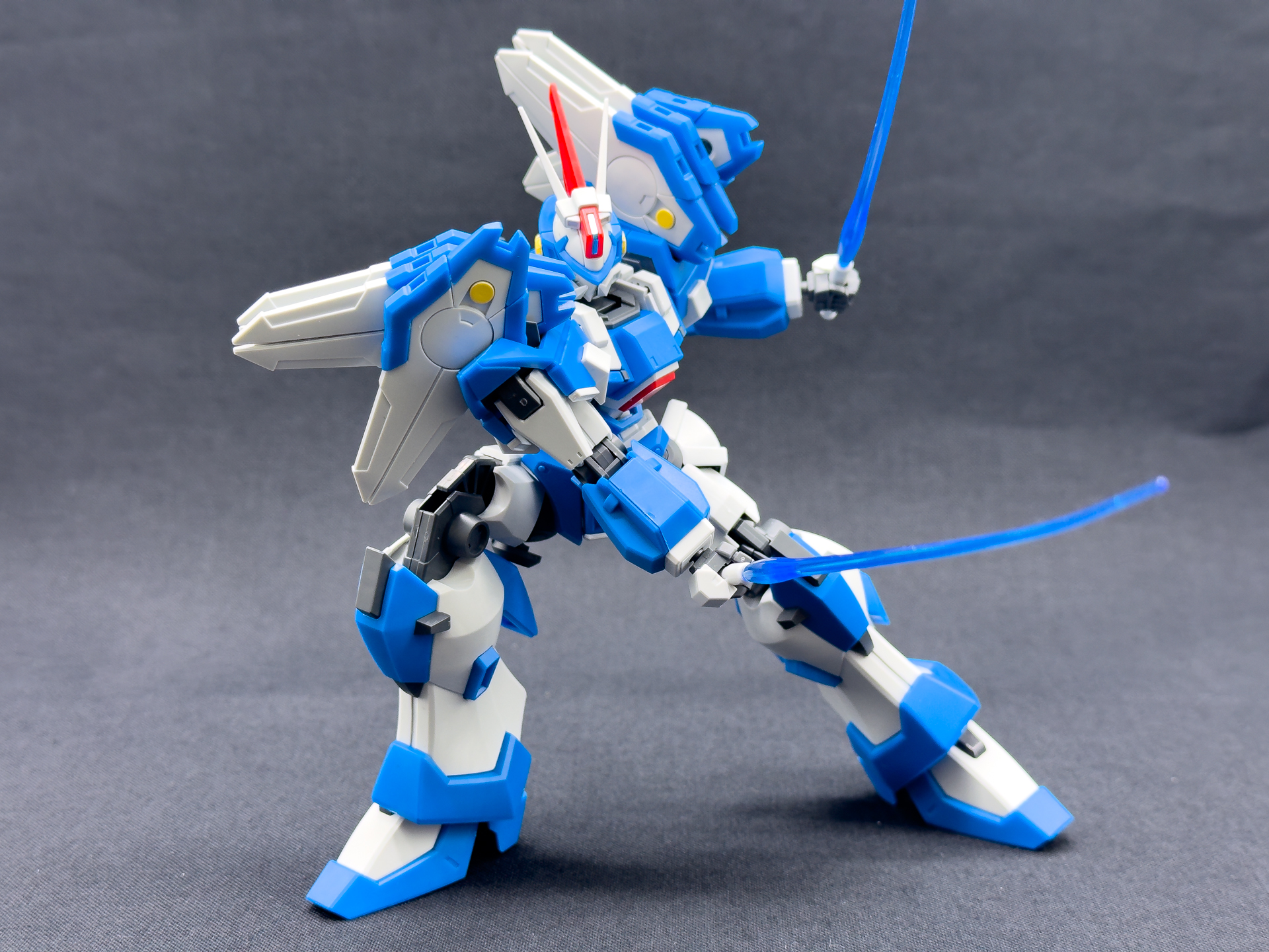 レーザー刃パーツも2本付属するため、二刀流のアクションポーズも可能です。