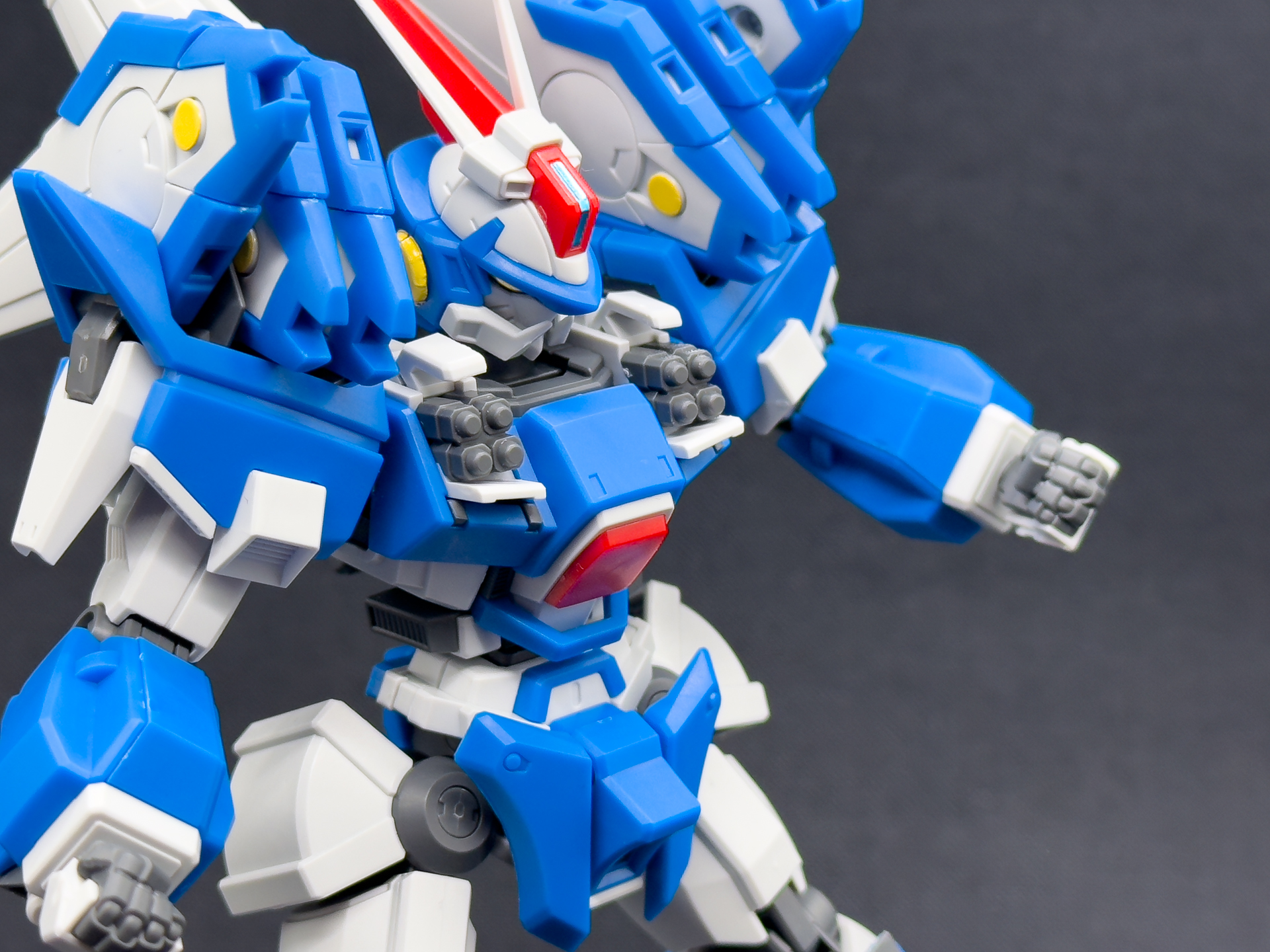 ファイア・ダガーを展開した胸部のアップ。弾頭パーツを取り付けることで展開状態を再現可能です。