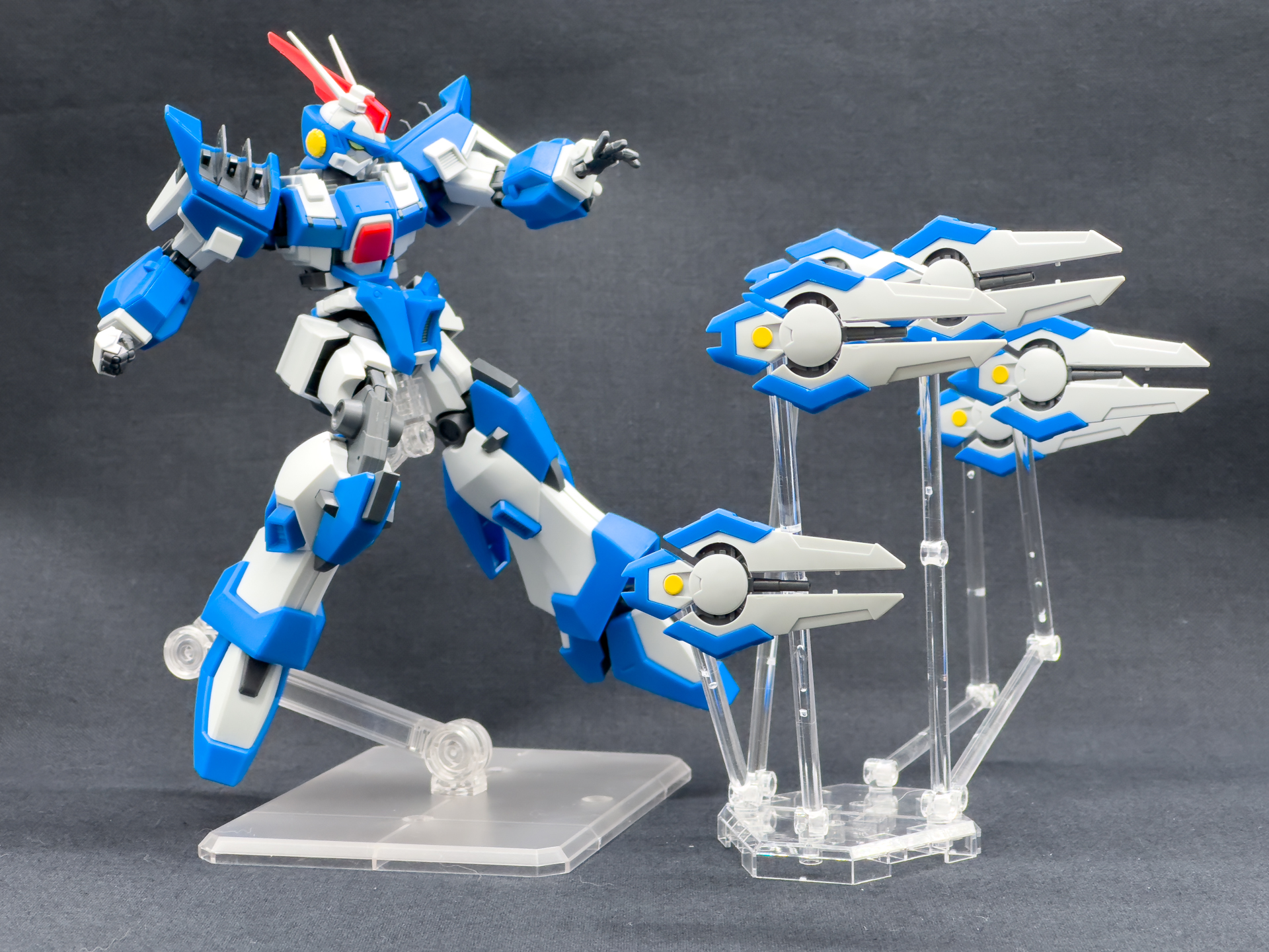 ソードブレイカーを展開してみました。ディスプレイベースを活用することで躍動感のあるポージングが可能です。