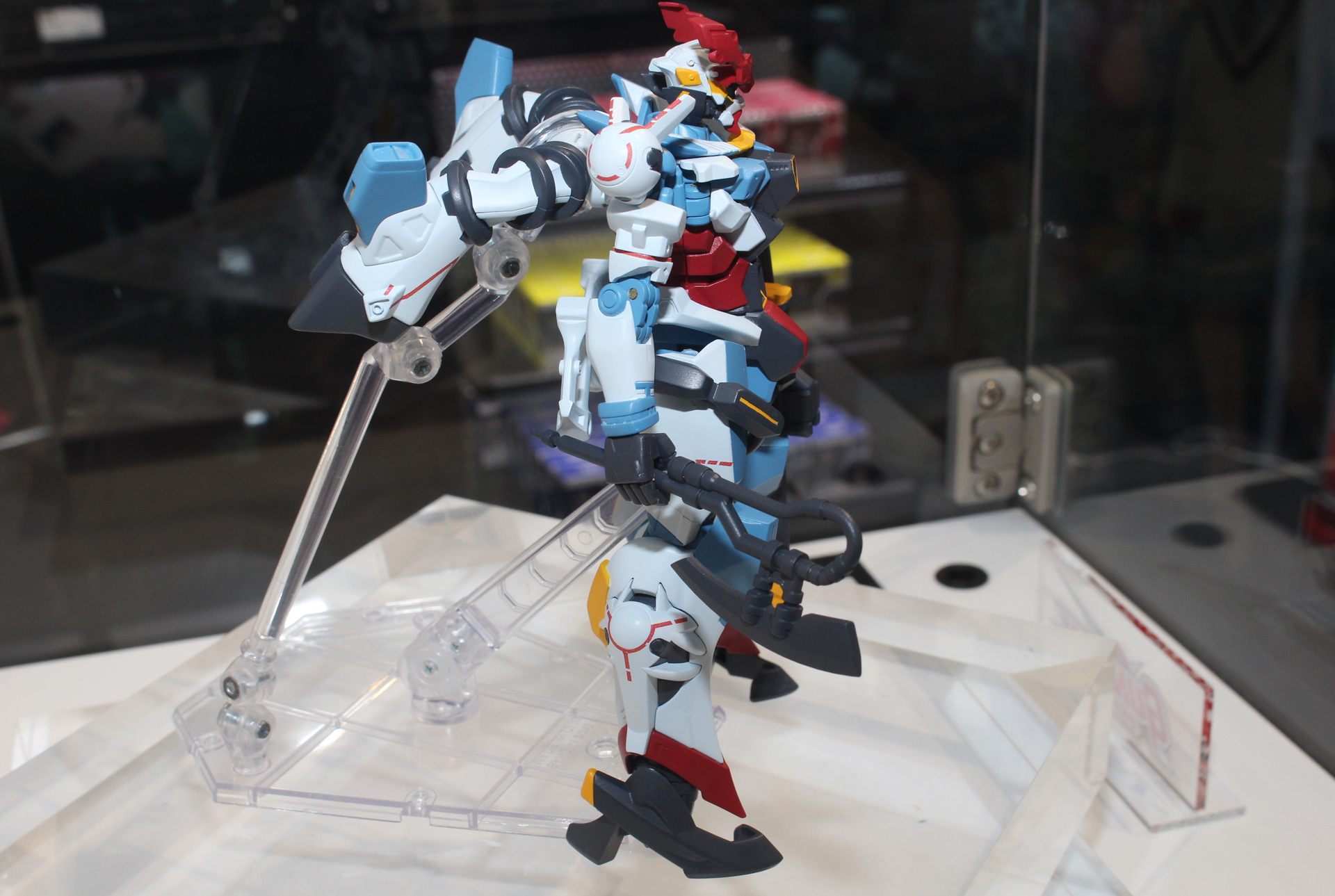 展示は素立ちだが、UNIVERSAL REACTION FRAMEによる自由度の高いポージングが可能だ