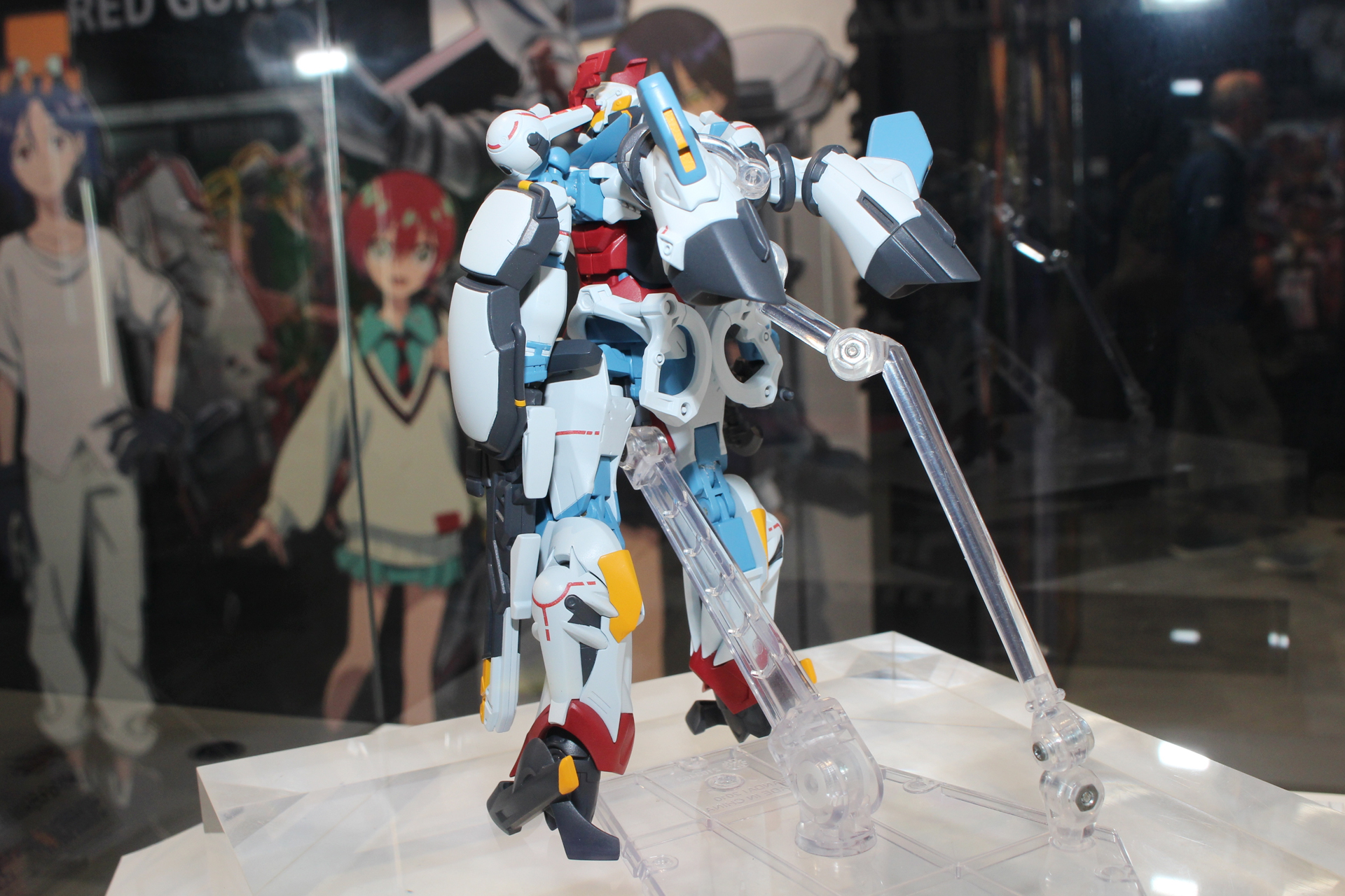 背中のスラスターも可動する