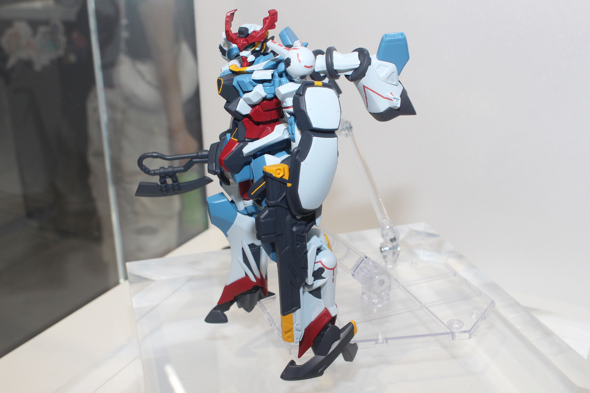 トメノスケ・ヒート・ホーク、シールド、ビーム・ライフルを装備した状態