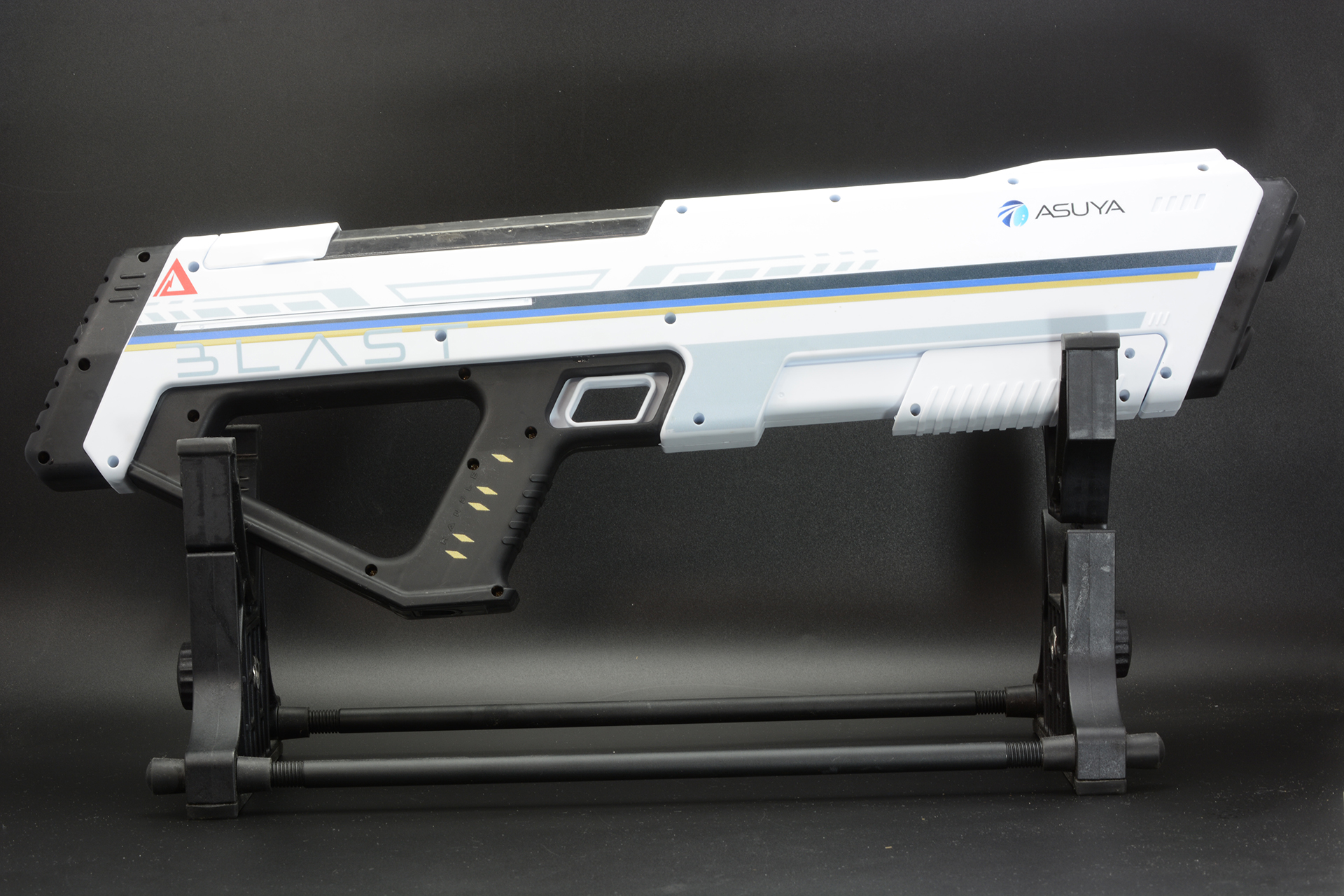 全長約51cmで両手で扱える水鉄砲。片手でも構えやすいデザインになっている