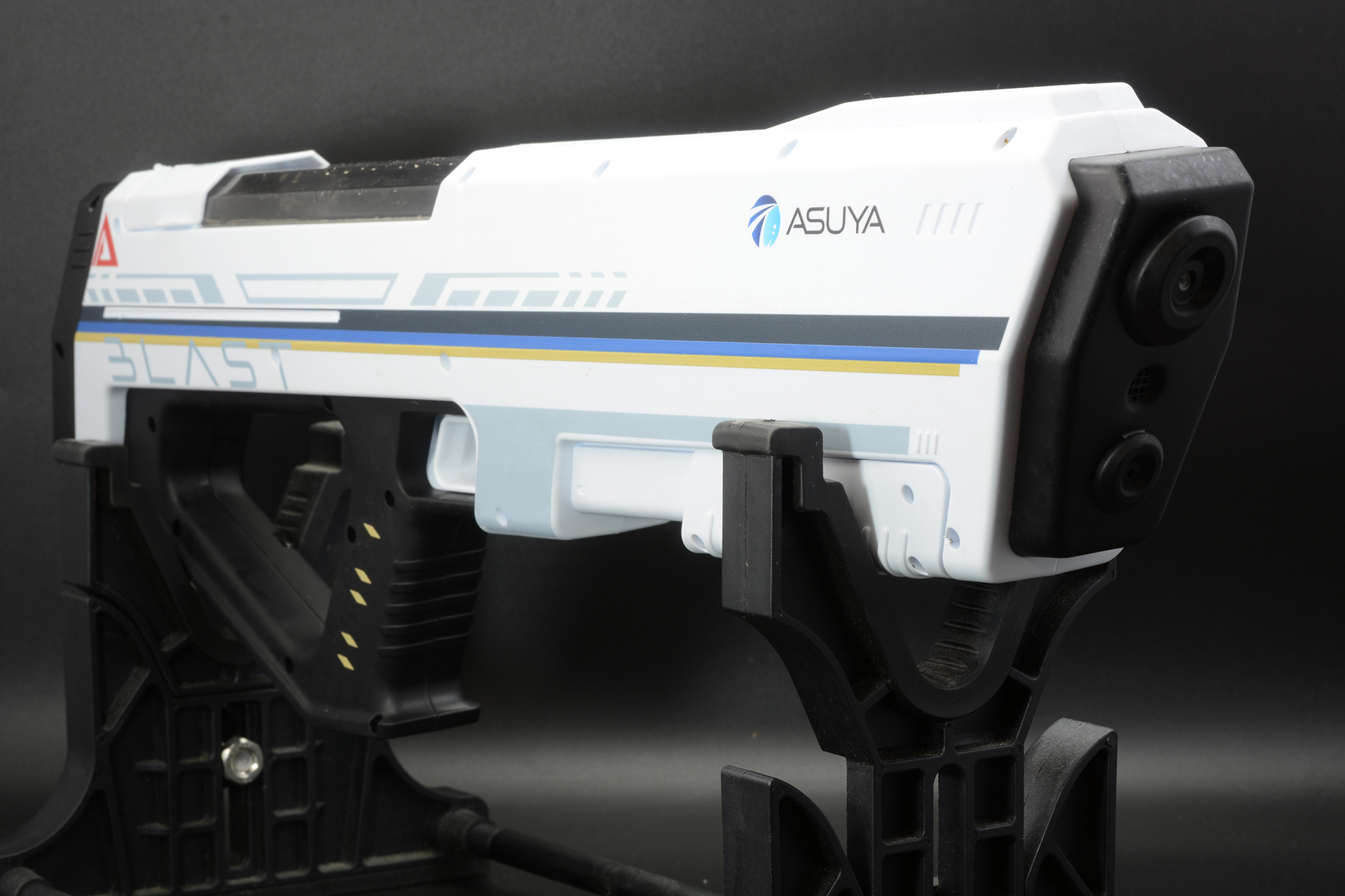 全長約51cmで両手で扱える水鉄砲。片手でも構えやすいデザインになっている