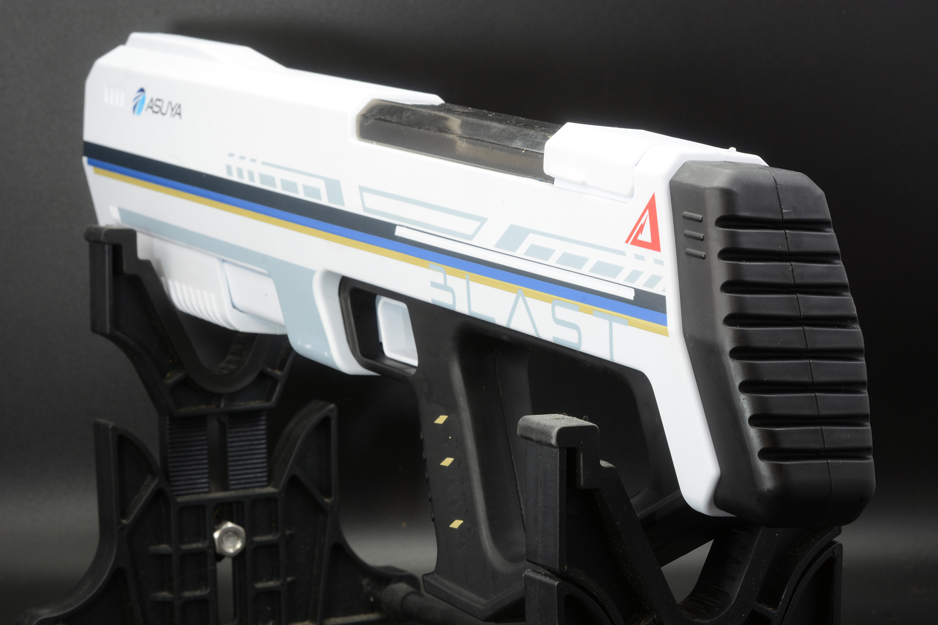 全長約51cmで両手で扱える水鉄砲。片手でも構えやすいデザインになっている