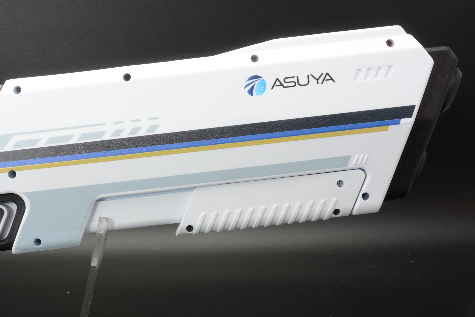 四角いデザイン。銃身の下にポンプアクションショットガンのようなスライドがある