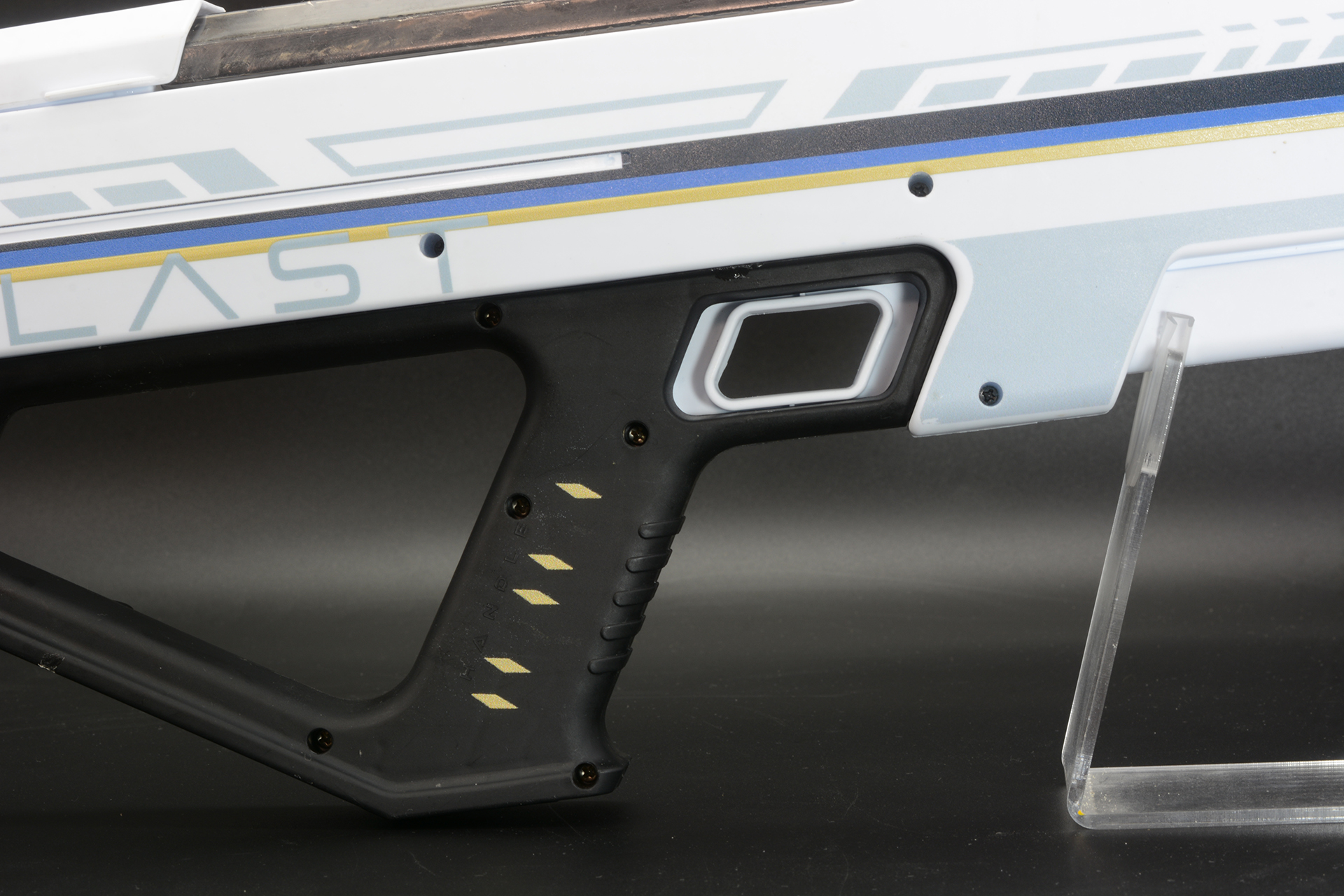 スマートなグリップ部分。引き金のデザインが特徴的なのは、引いて使うだけでなく、押しても使うことができるためだ