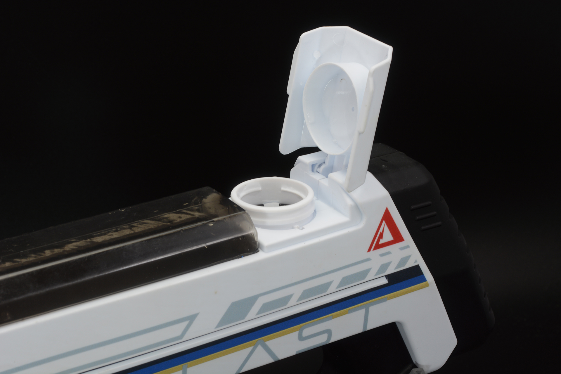 カバーを跳ね上げると給水口が現れる