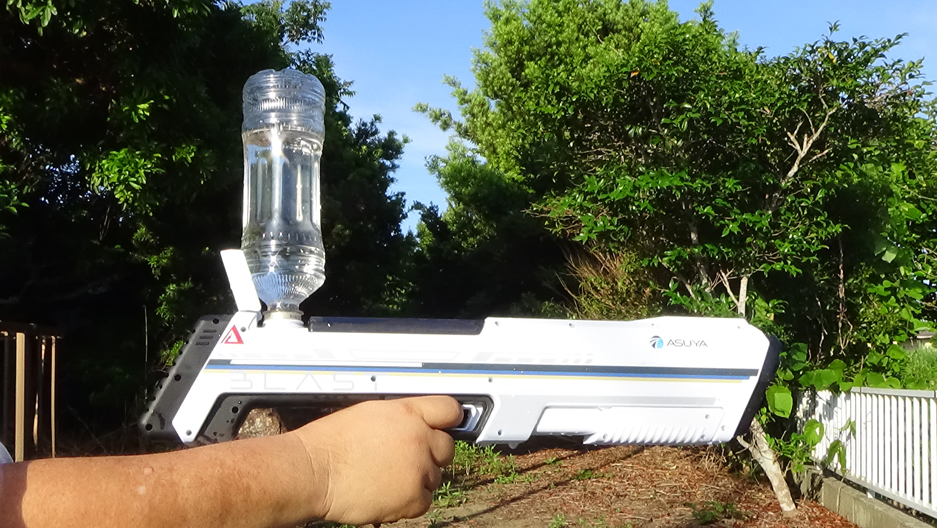 ペットボトルをはめれば、予備タンクとして使える