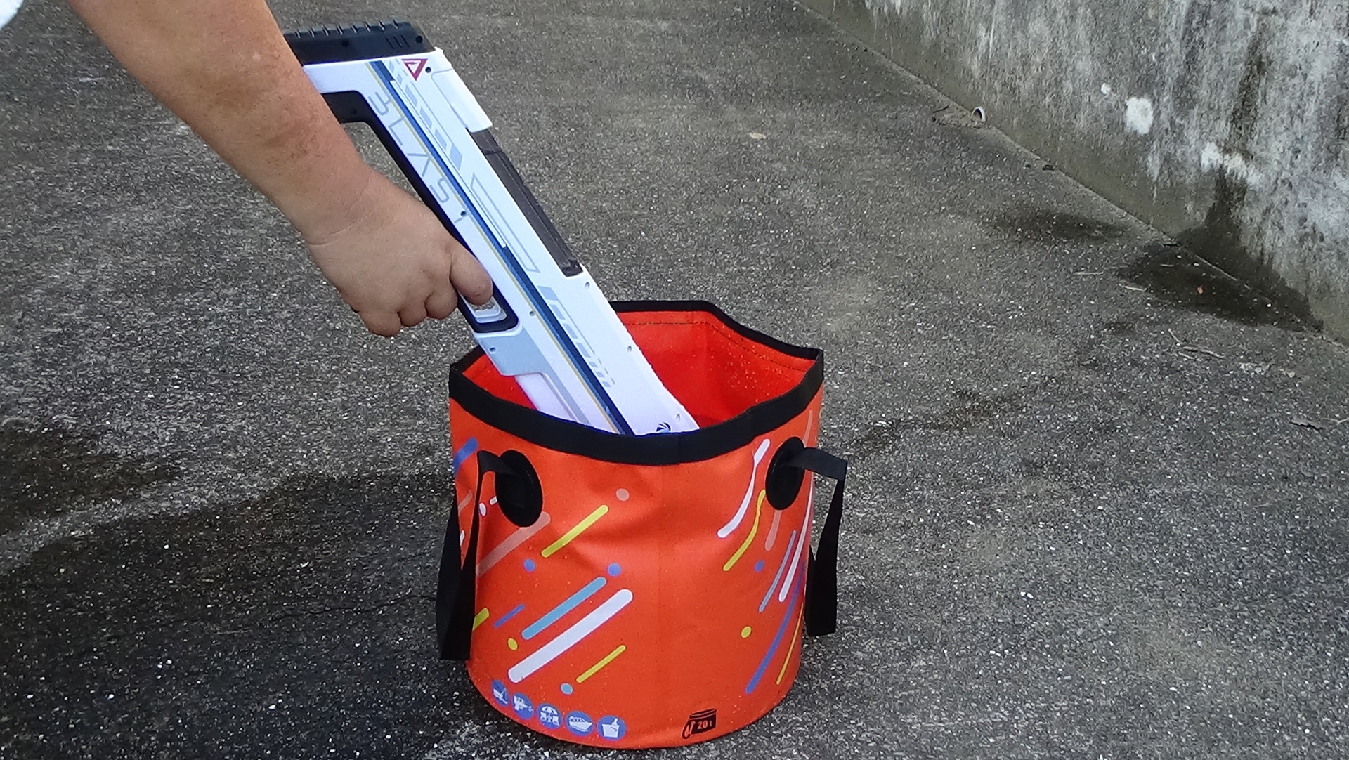 銃口を操作し、トリガーを前に押すとすごい勢いで水を給水し始める