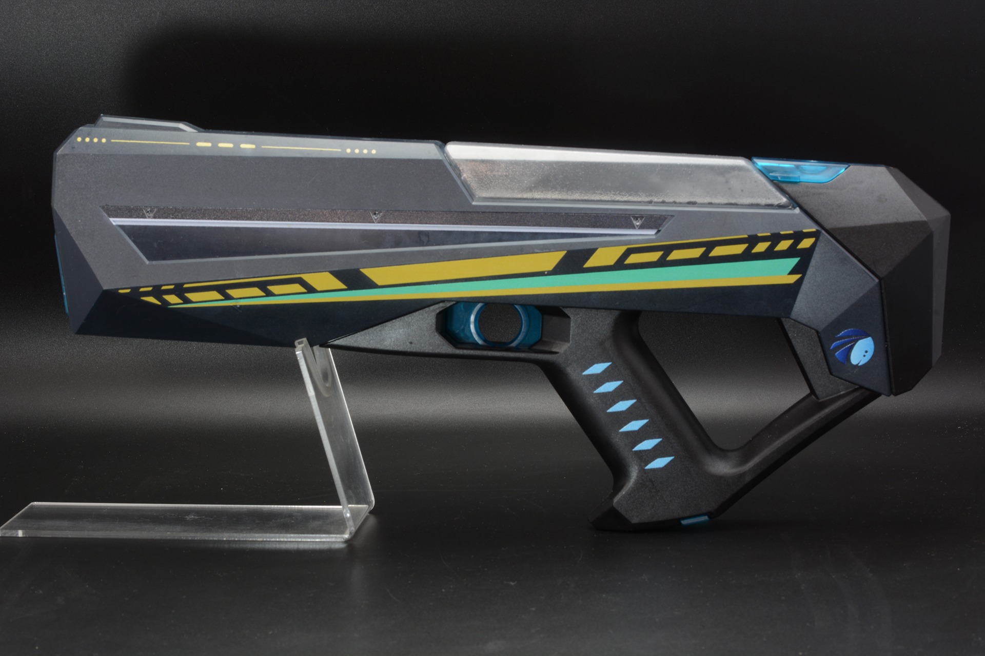 カラーリングが黒くなるとイメージが変わる