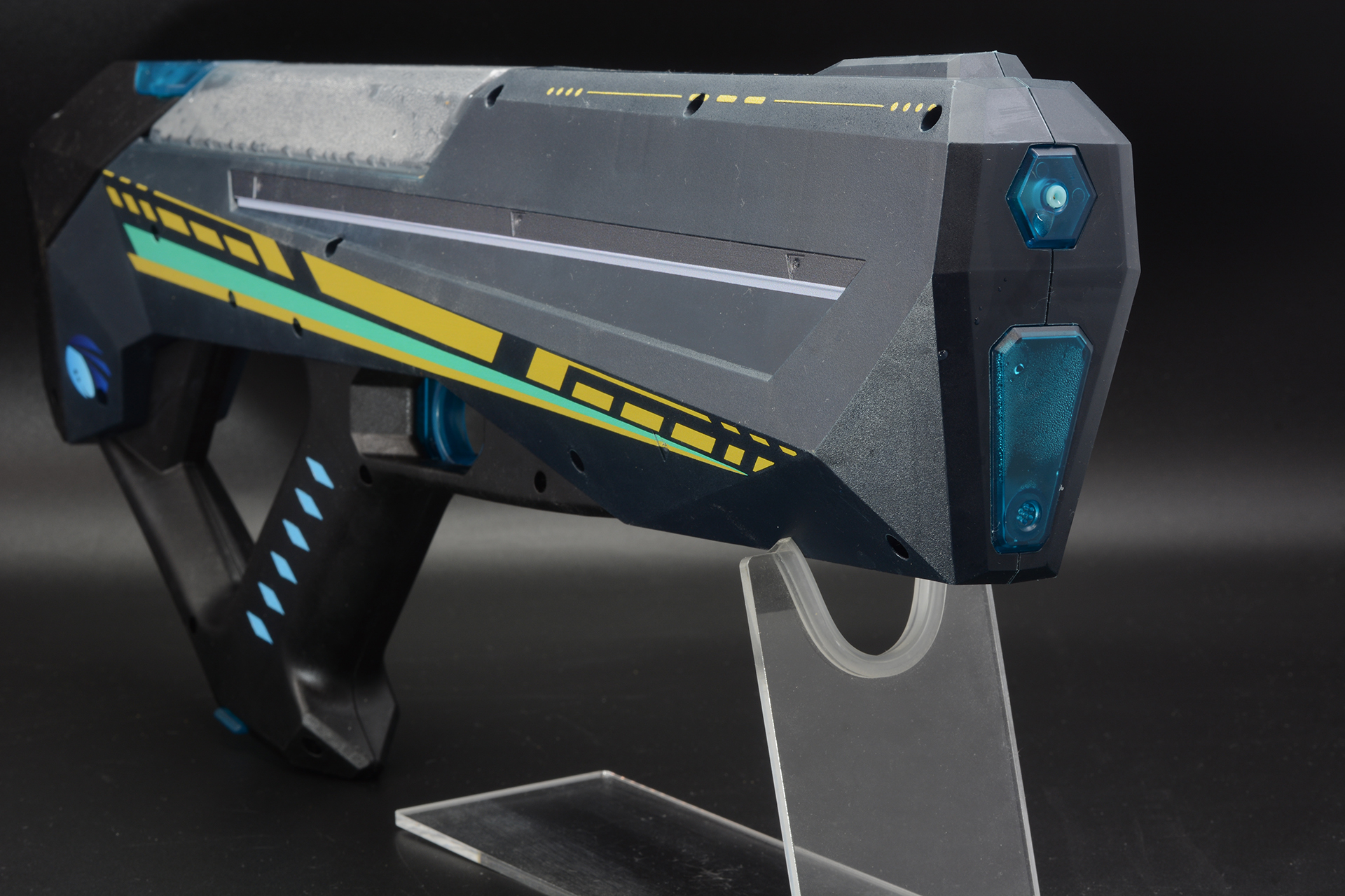 ストック部分などがシンプルになり、ライフルではなく、ハンドガンのイメージが強まっている