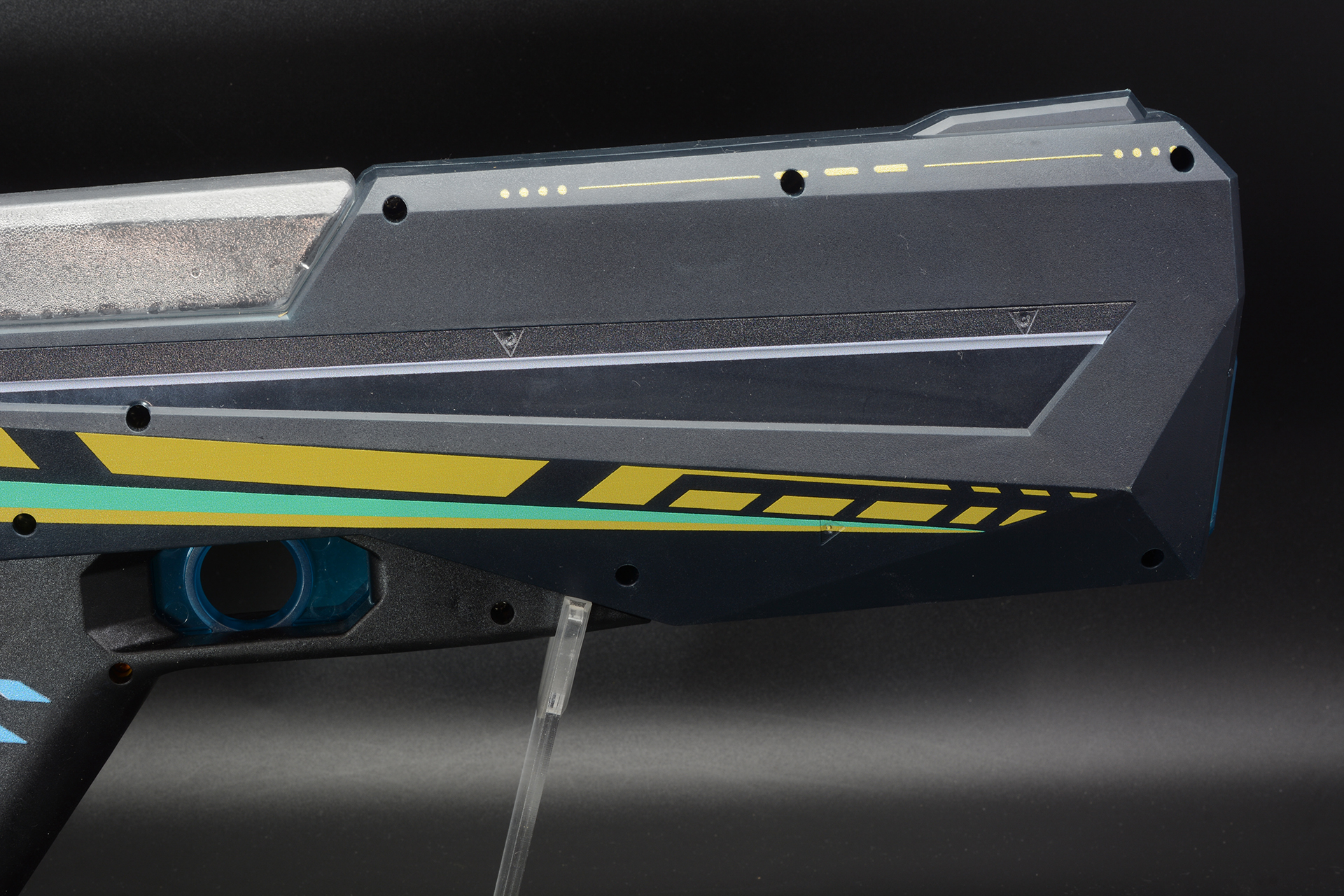 黒いボディに青が効果的な差し色となっている