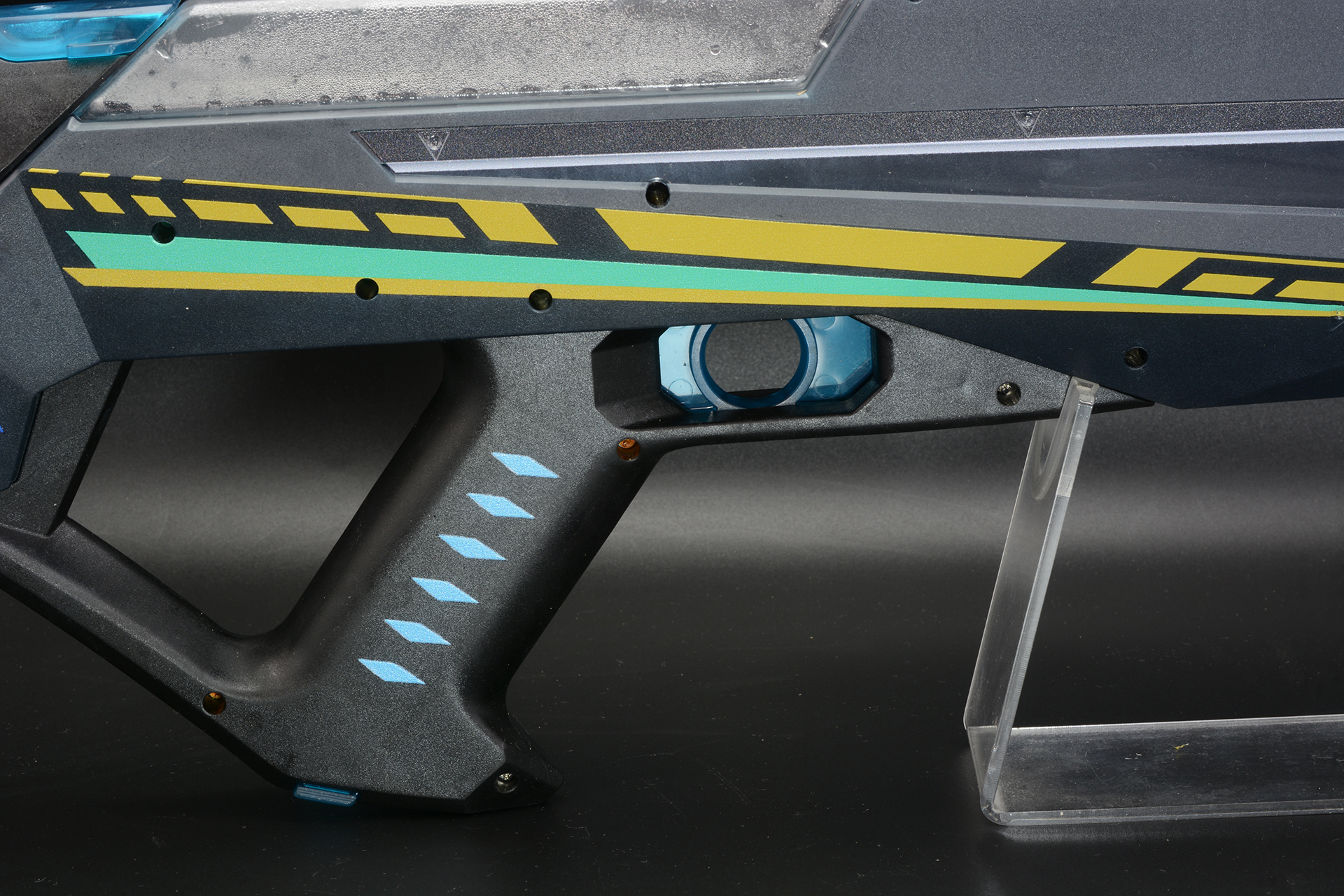 黒いボディに青が効果的な差し色となっている