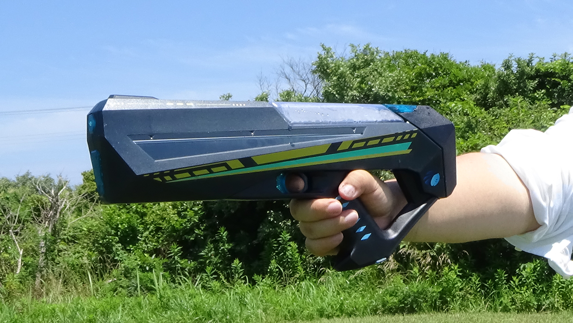 ライフル型から、大型ハンドガン風に