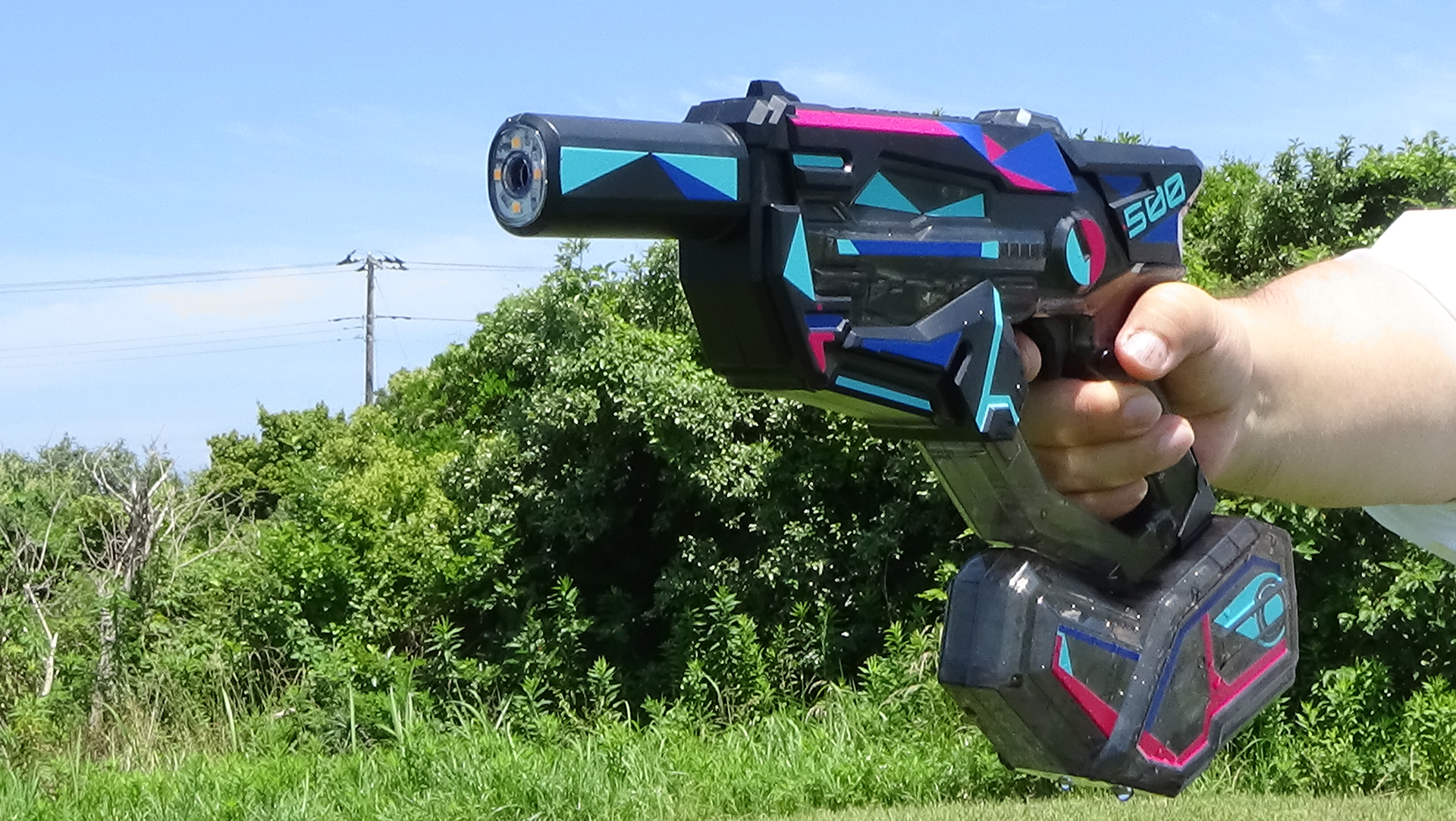 ハンドガンにサイレンサー風のマズル、大型のタンクなどミリタリー色の強いデザイン