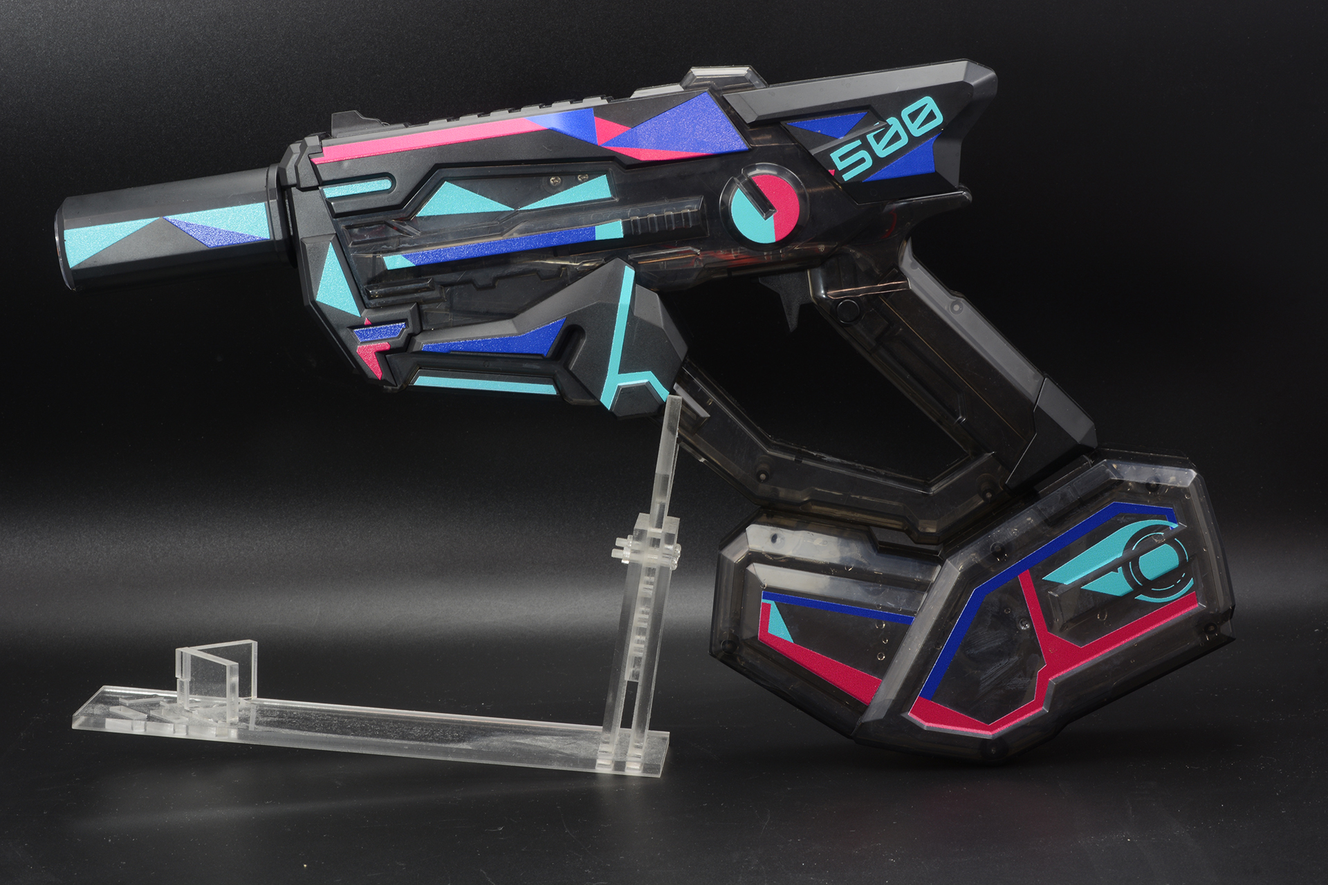 ハンドガンにサイレンサー風のマズル、大型のタンクなどミリタリー色の強いデザイン