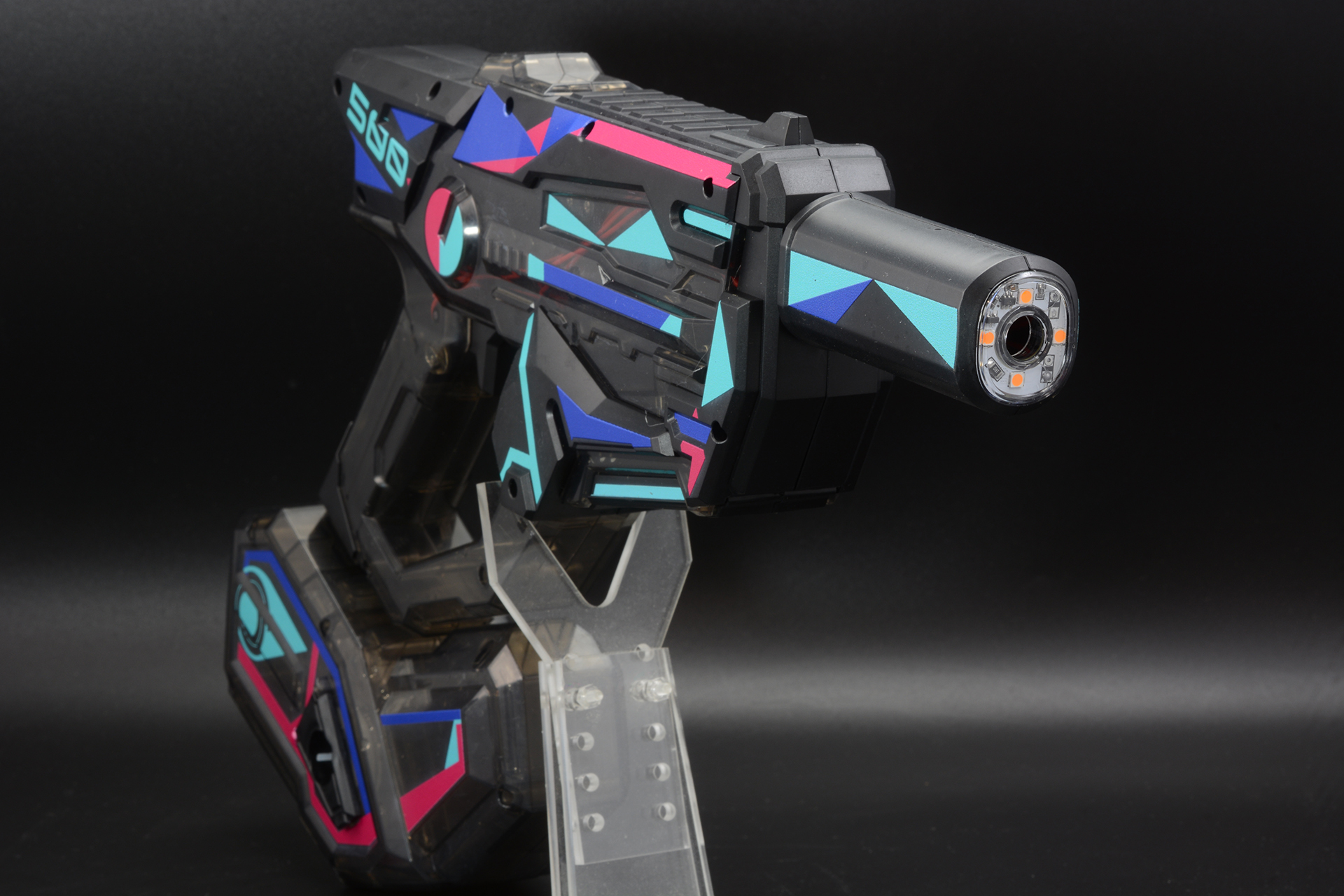 銃口にLEDが装備されており、発射時に発光する