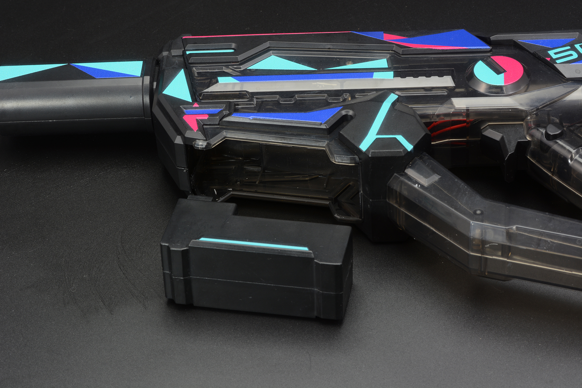 バッテリーは銃身下部に装着する