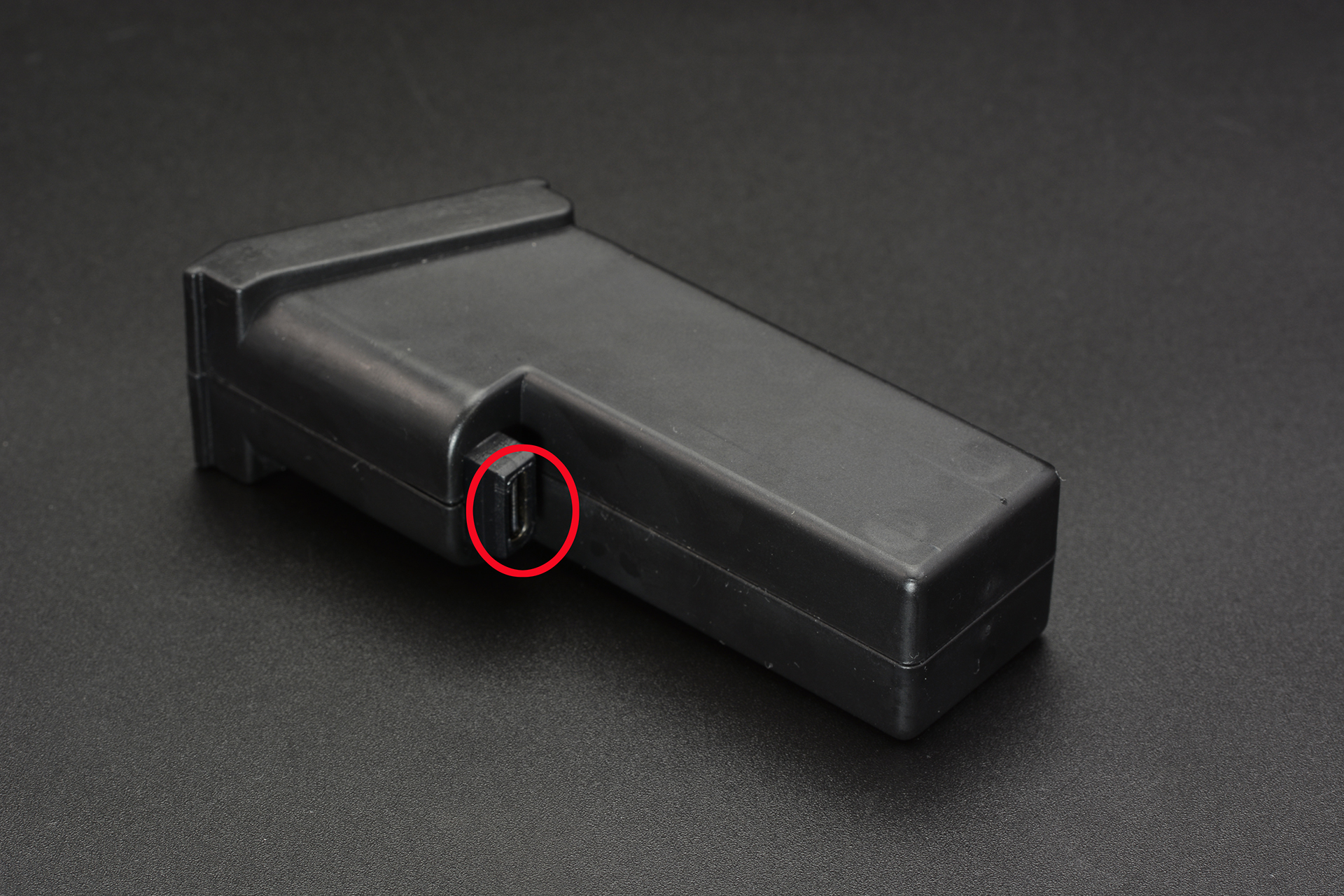 赤丸部分がバッテリーのコネクター。コネクタはUSB Type-Cを使っている。充電は専用ケーブルで行う