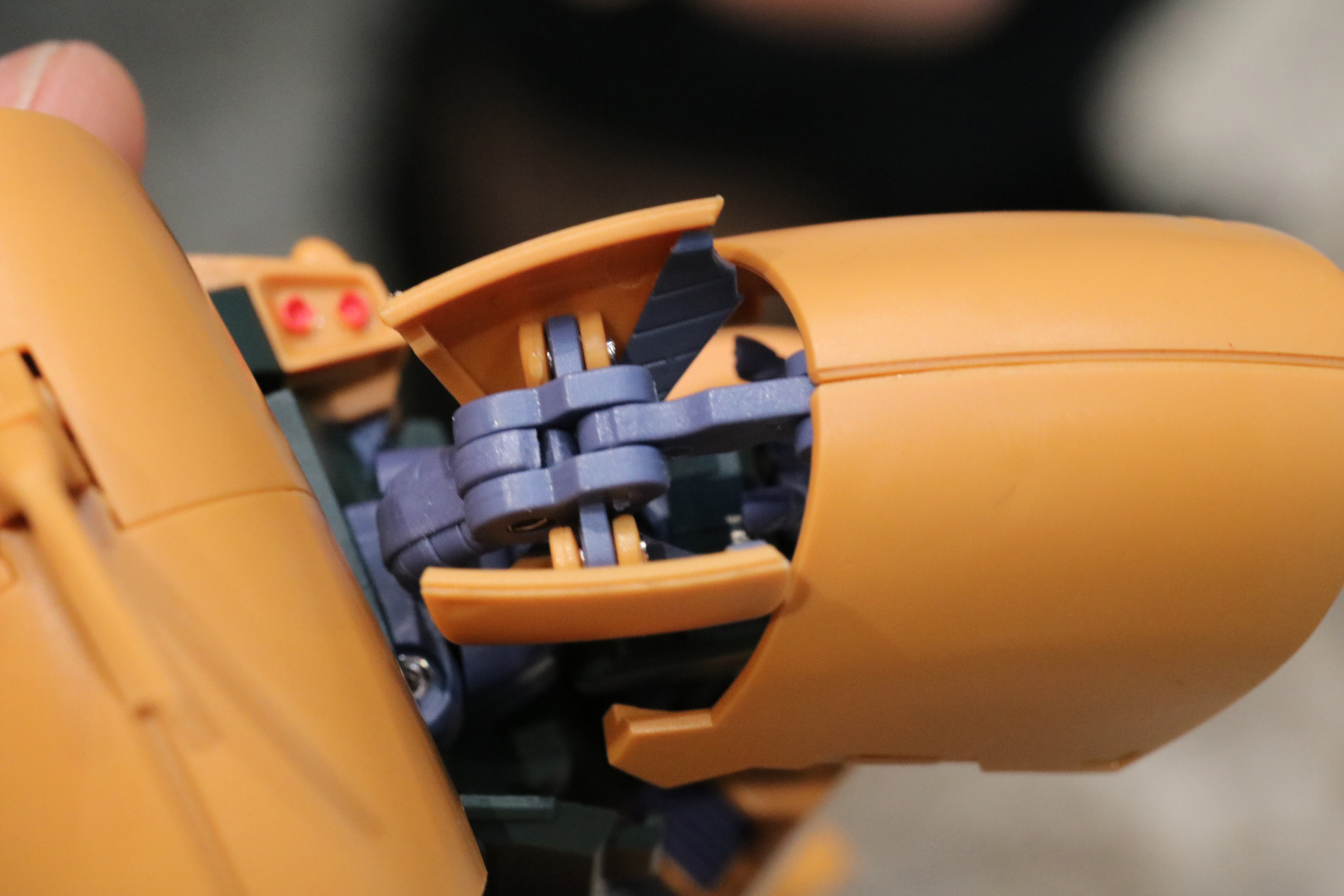 胴体側のアーマーが開きヒンジを起こすことで外側アーマーで覆う形になる