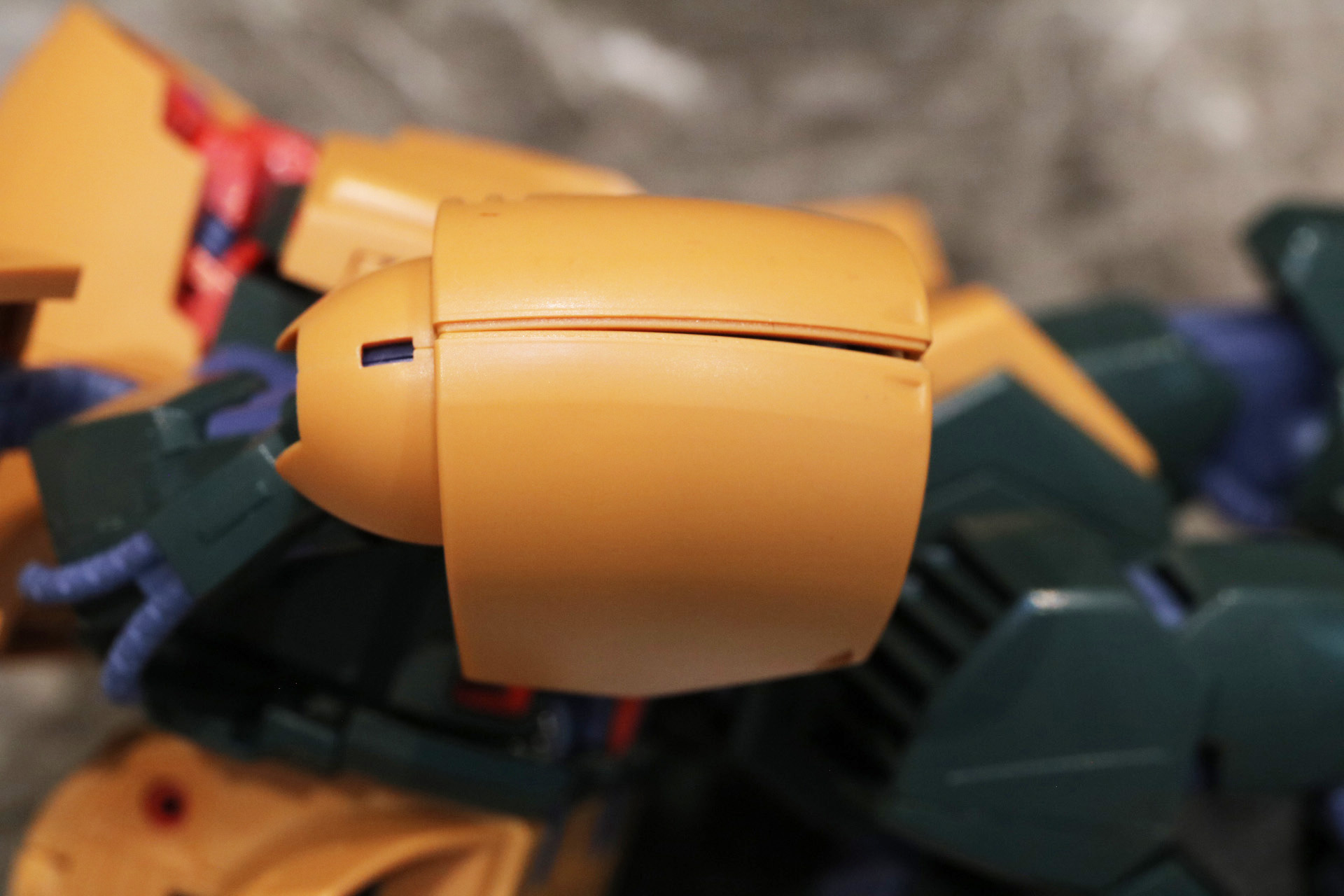 モビルアーマー形態での前腕部は手首部分を収納している