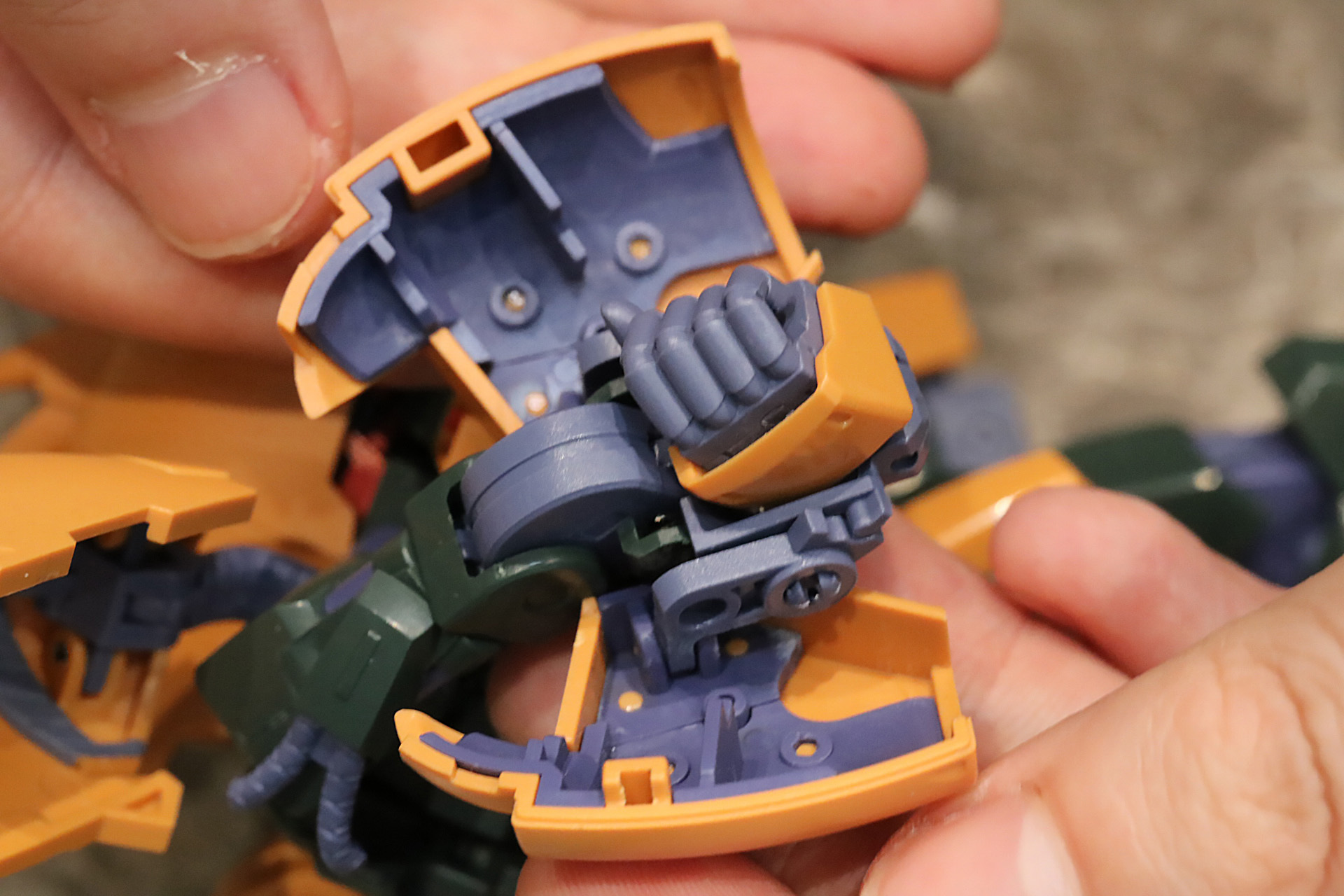 前腕のアーマーを開くことで内部に収納されている手首を展開