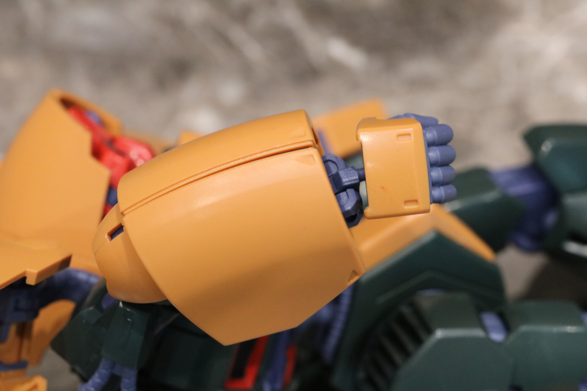 アーマーを閉じることでモビルスーツの腕部となる