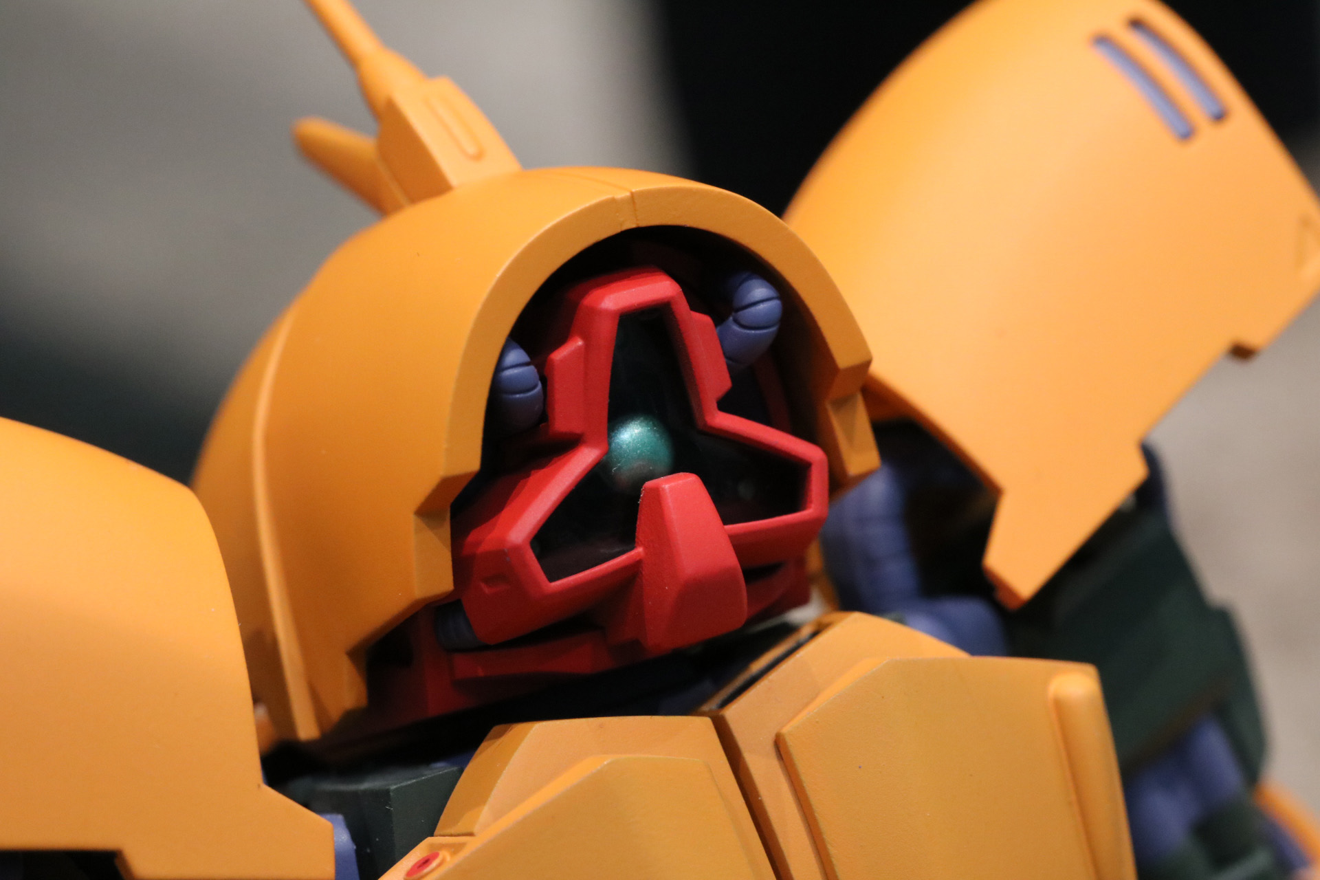 メインカメラはメタリックグリーンで目立つ色彩となっており、サブカメラは近くで見ると確認できるようなグリーンに調整されている