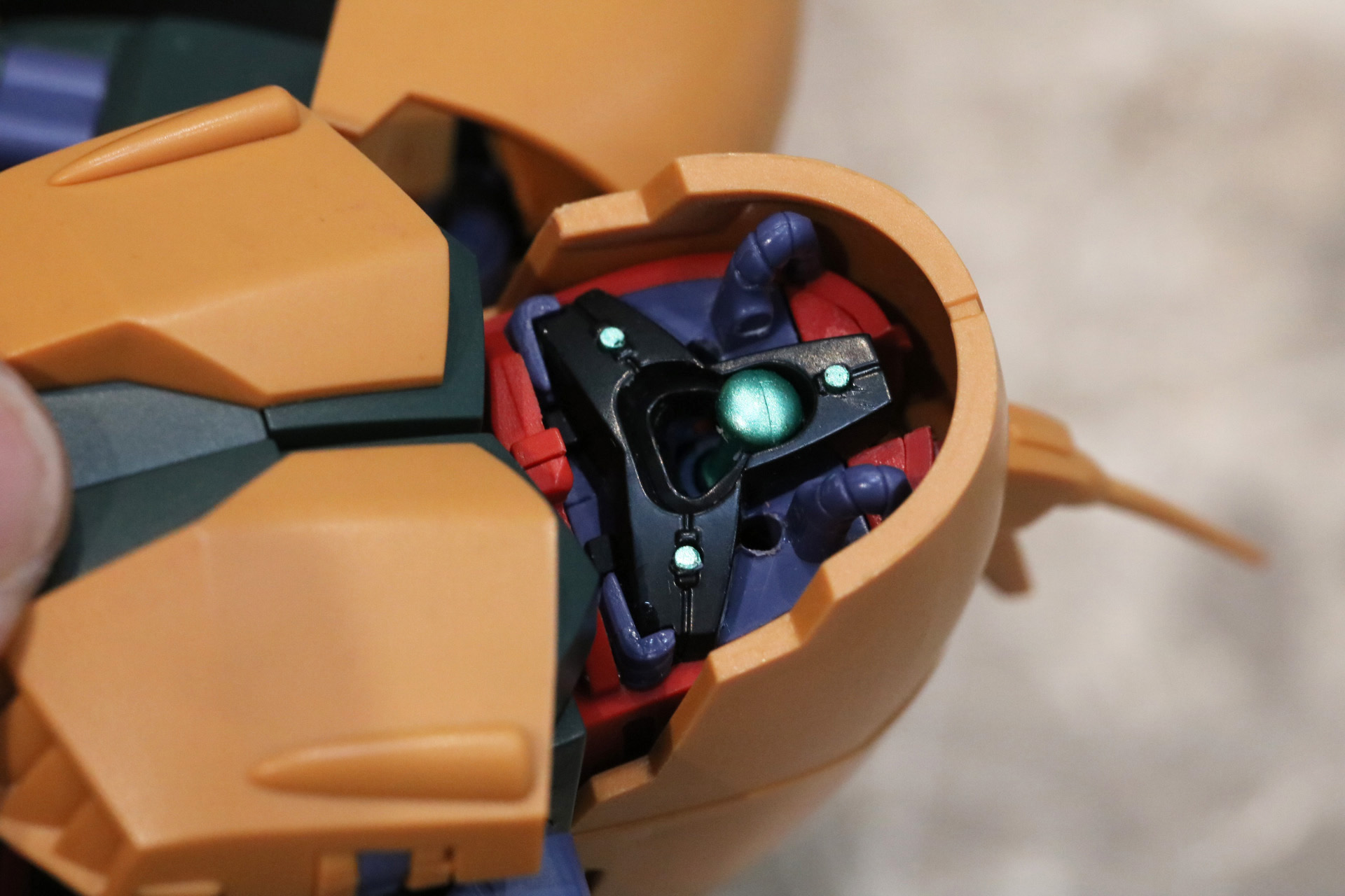 頭部のカバーを外すことで、内部のメインカメラの位置調整が可能