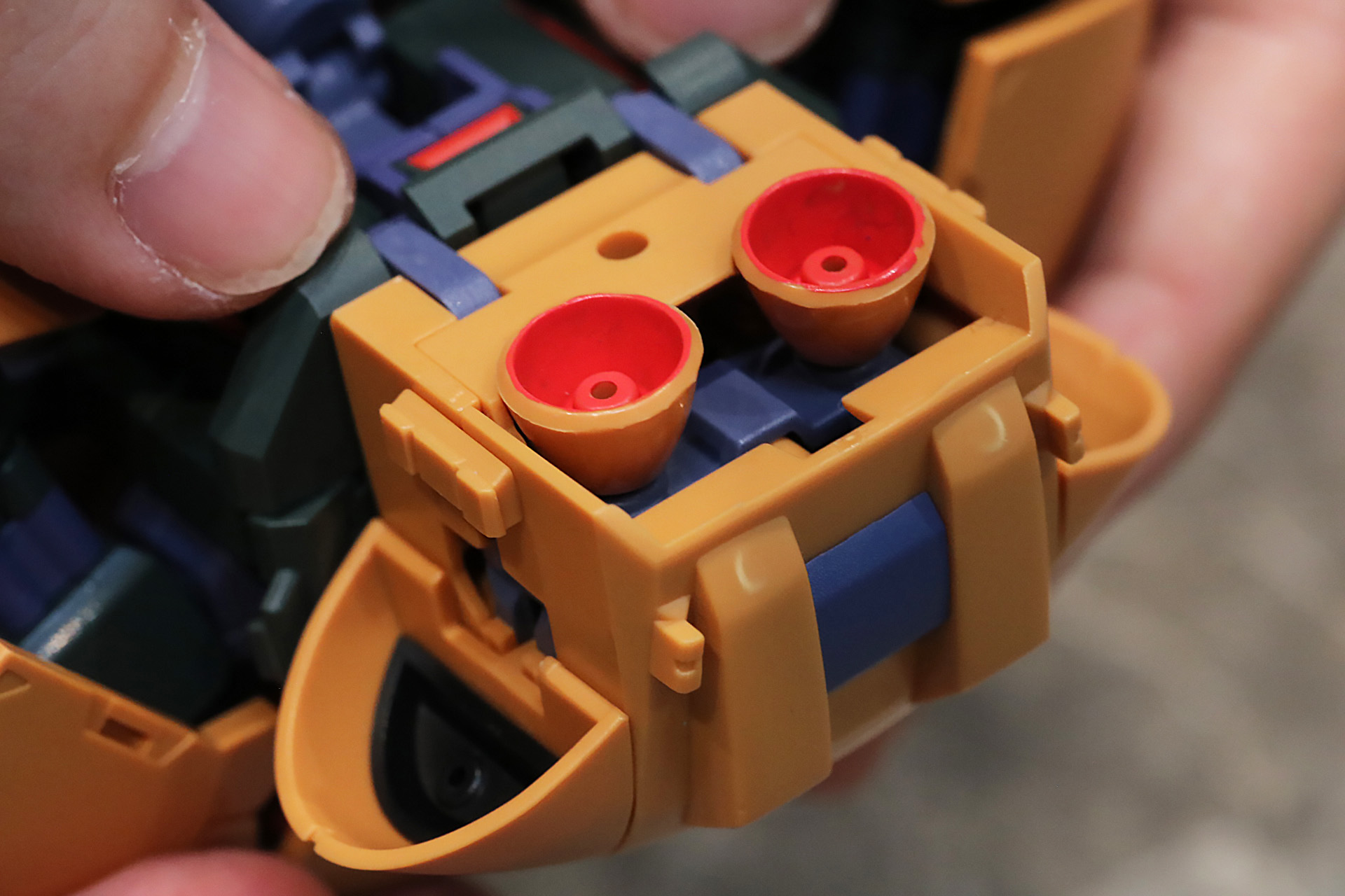 モビルスーツ形態でのバックパックパーツ。モビルアーマー形態時にはノズルが収納されている