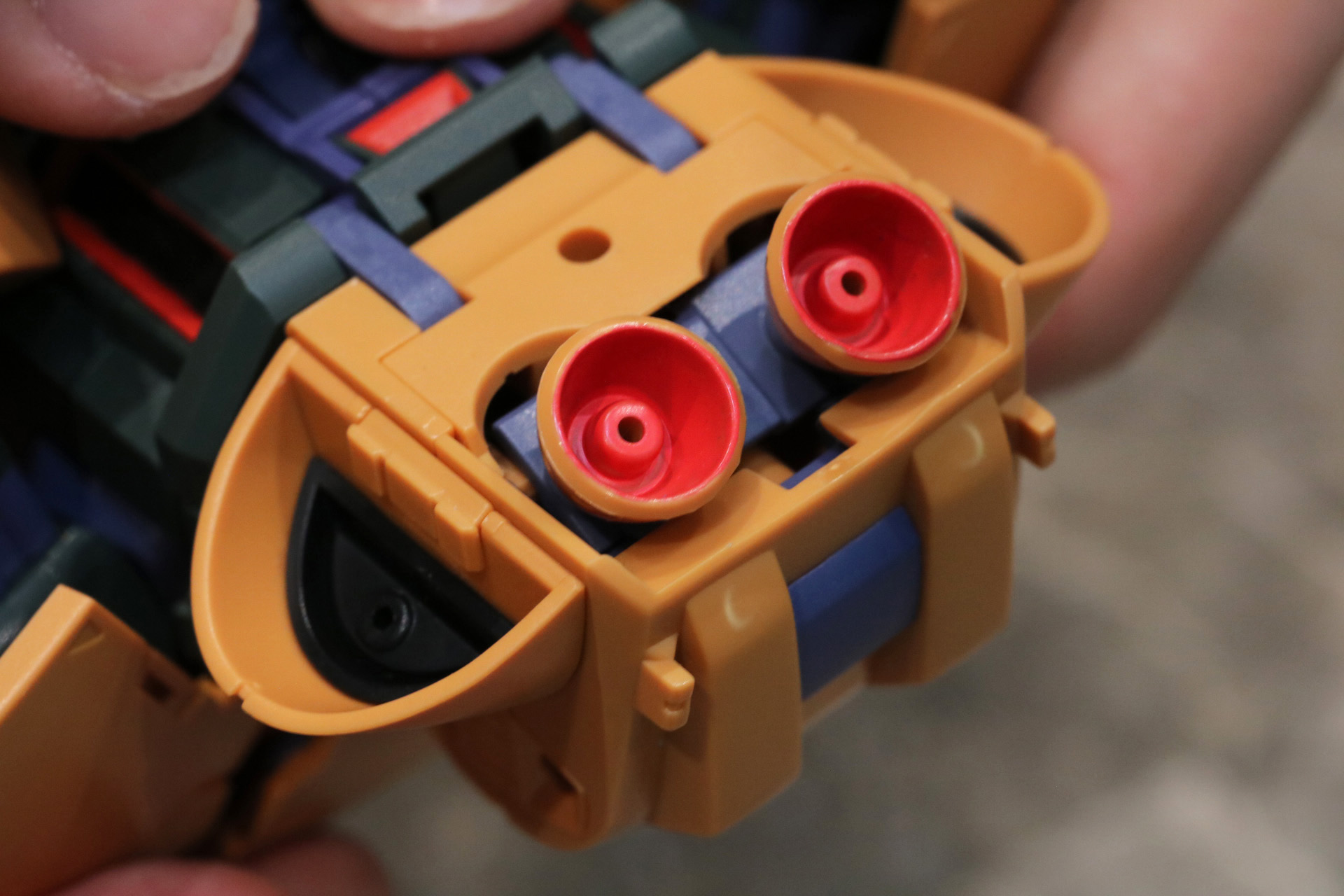 左右のパーツを下げることでノズルが連動して露出する