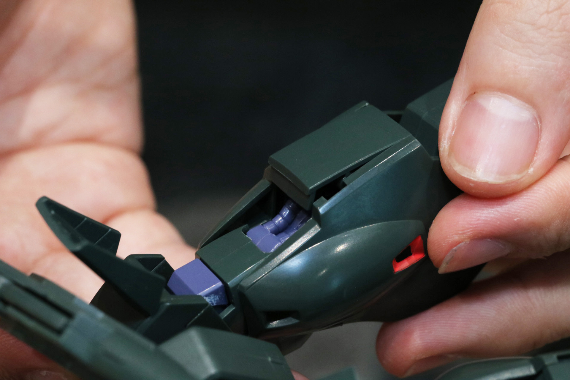 脚部の展開の際は足裏のアーマーを展開