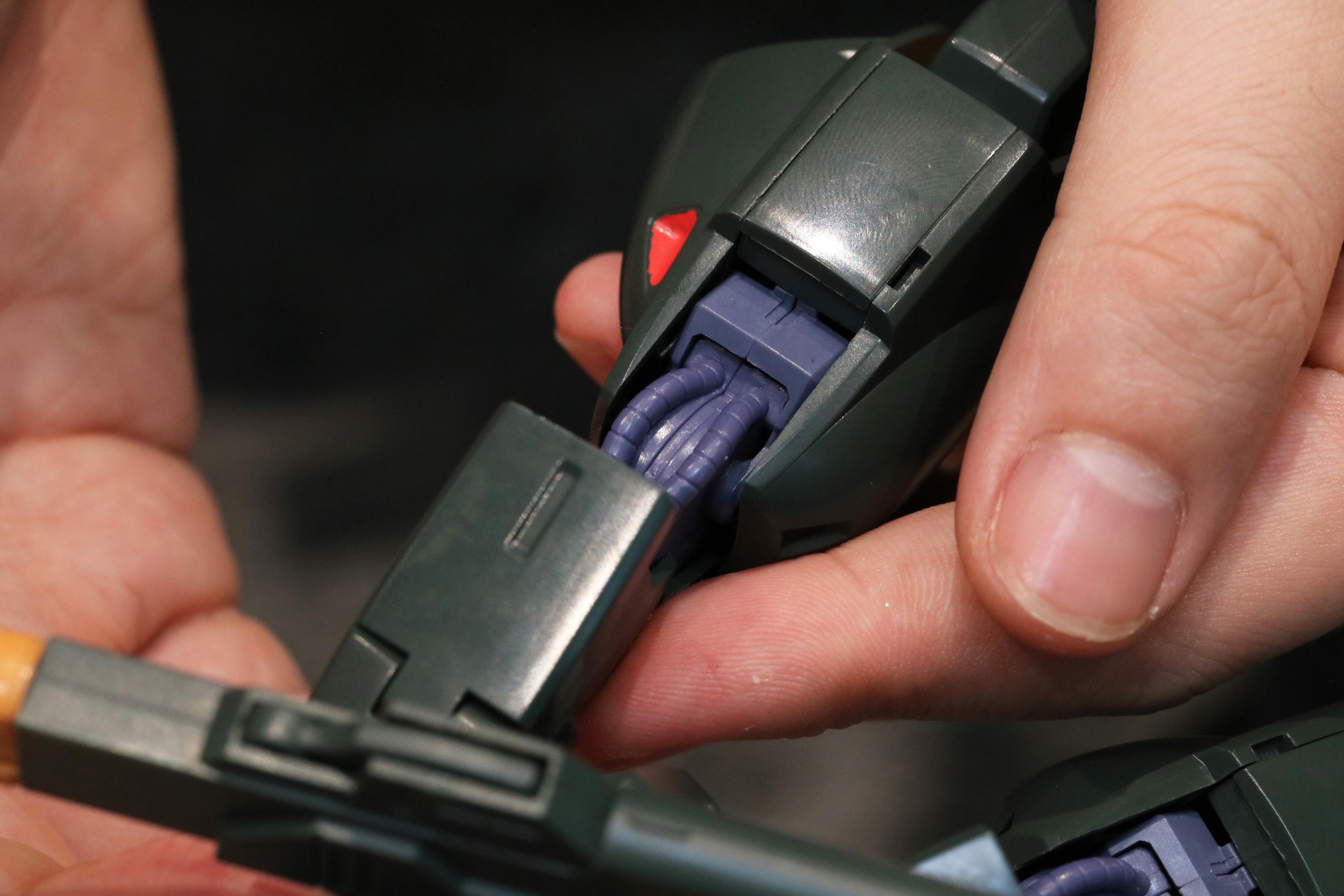 モビルスーツ形態での膝関節となる