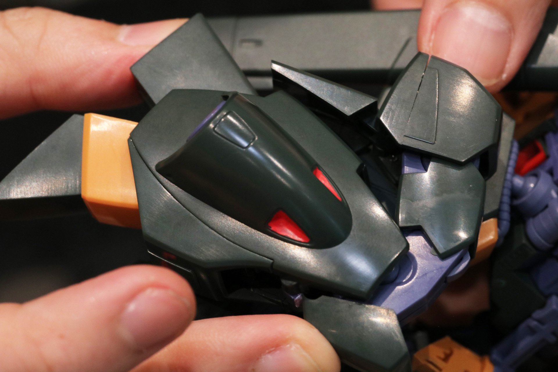 太もも側のアーマーは独自可動が仕込まれ、膝立ちポーズをすることができる