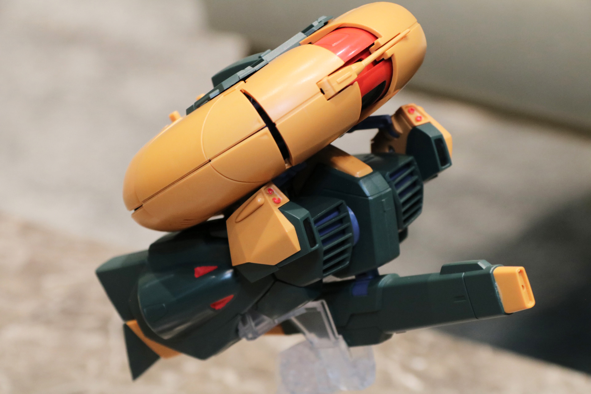 付属の台座で上昇シーンを表現することもできる