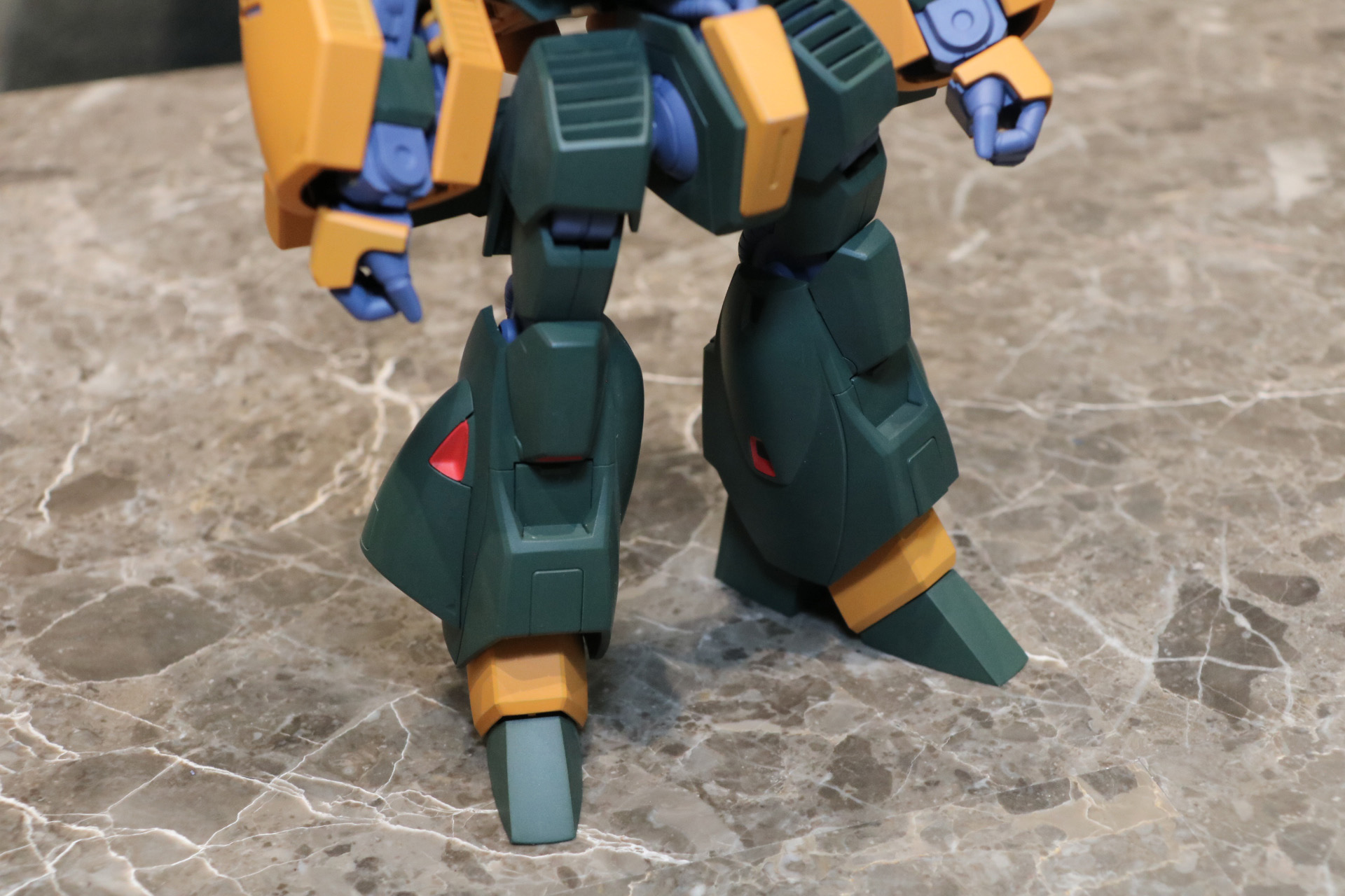 脚部も直線的なデザインが再現されている