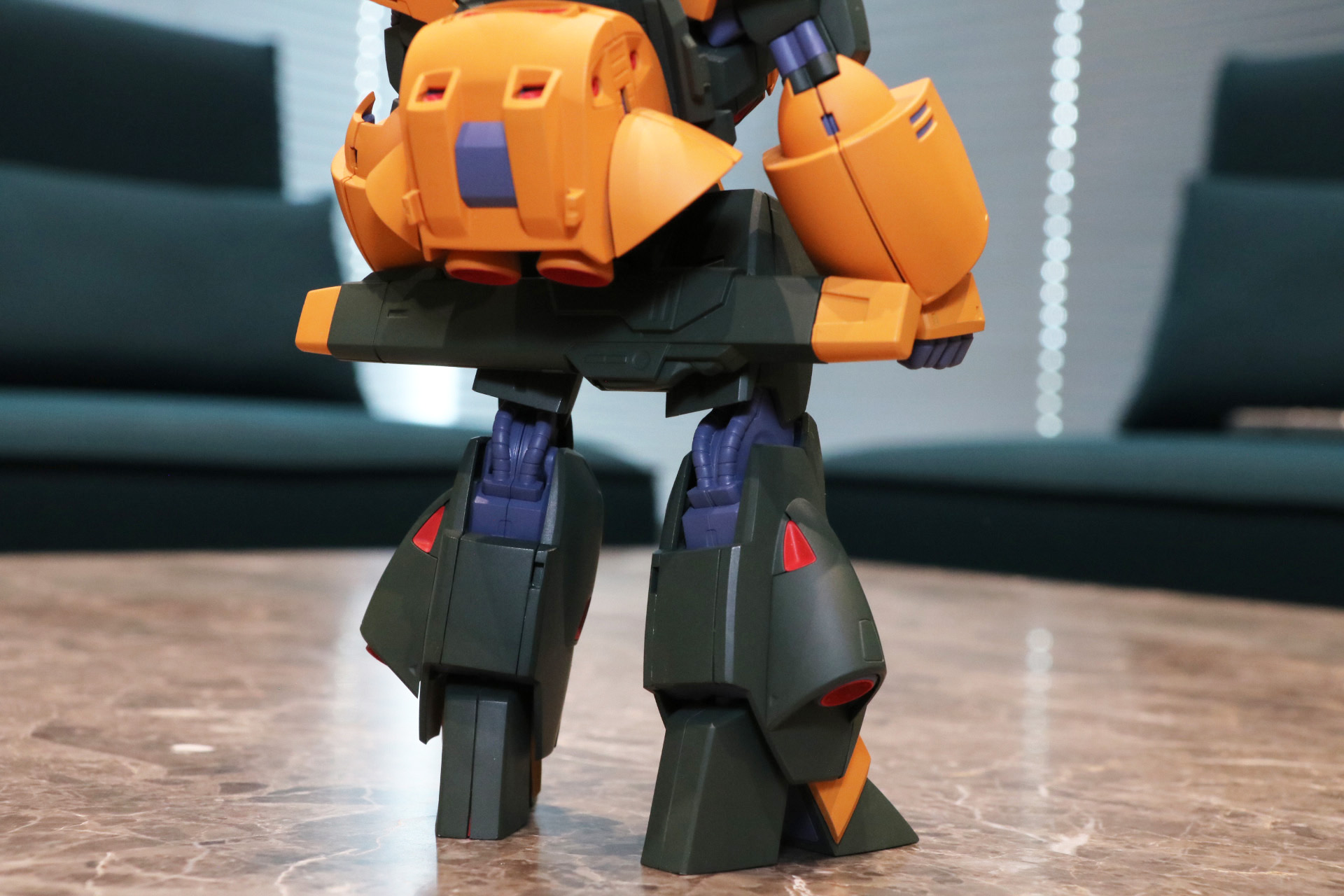 腰には大型ビーム・ライフルをマウントすることができる