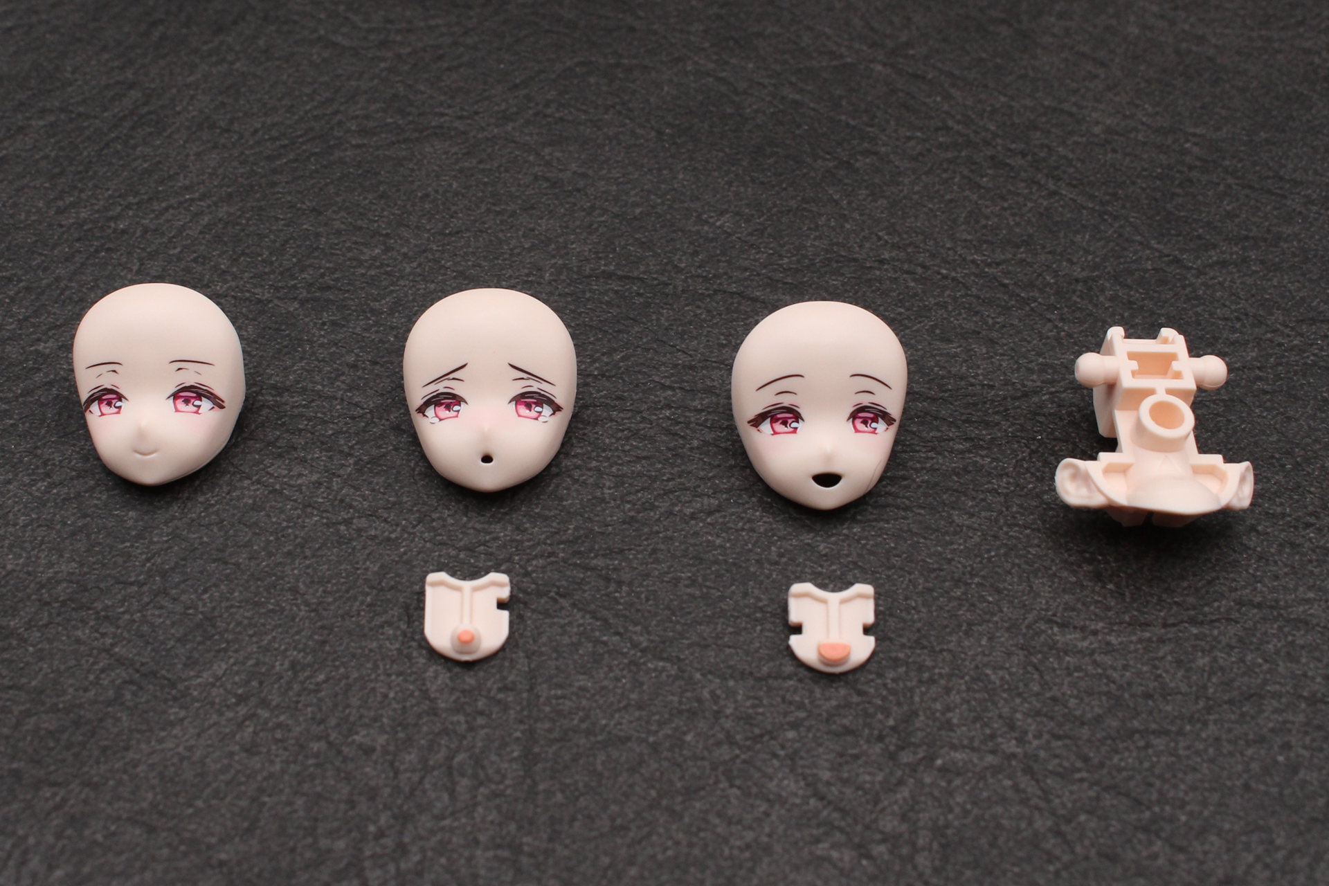 頭部の組み立て。フェイスパーツは3種類で、うち2種が口のパーツを用意