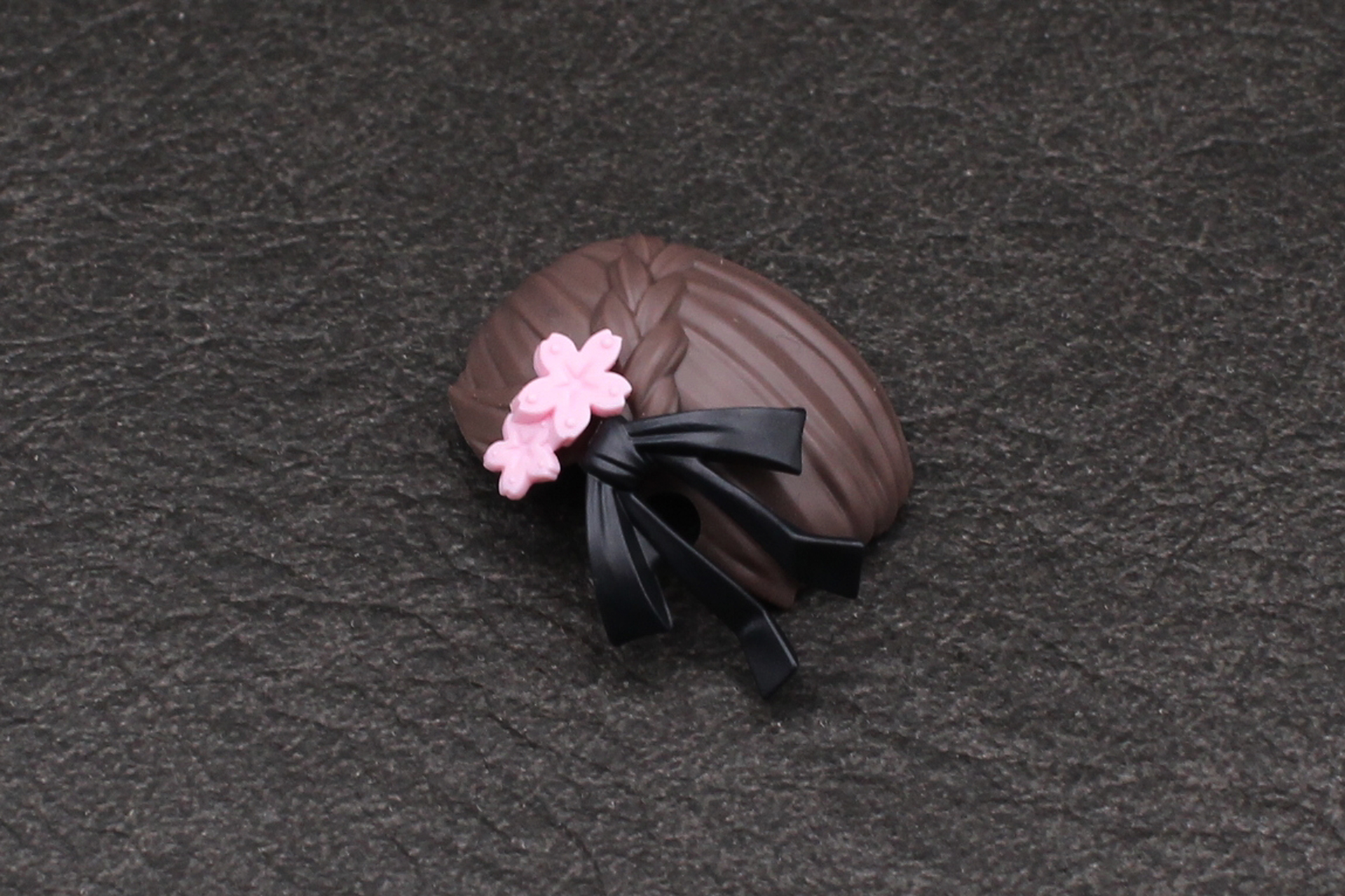 ヘアスタイルパーツに髪飾りとリボンを取り付ける