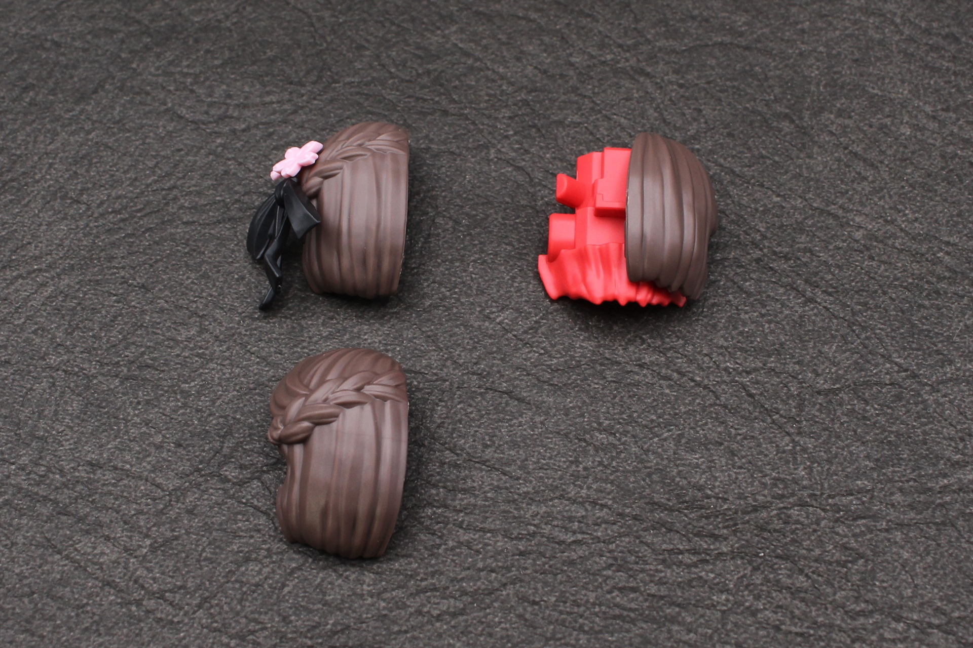 後頭部を組み立てる。上記で組み立てた向かって左の髪は、飾りのあるものとないものを選択可能。作例では飾りのあるものを使用している