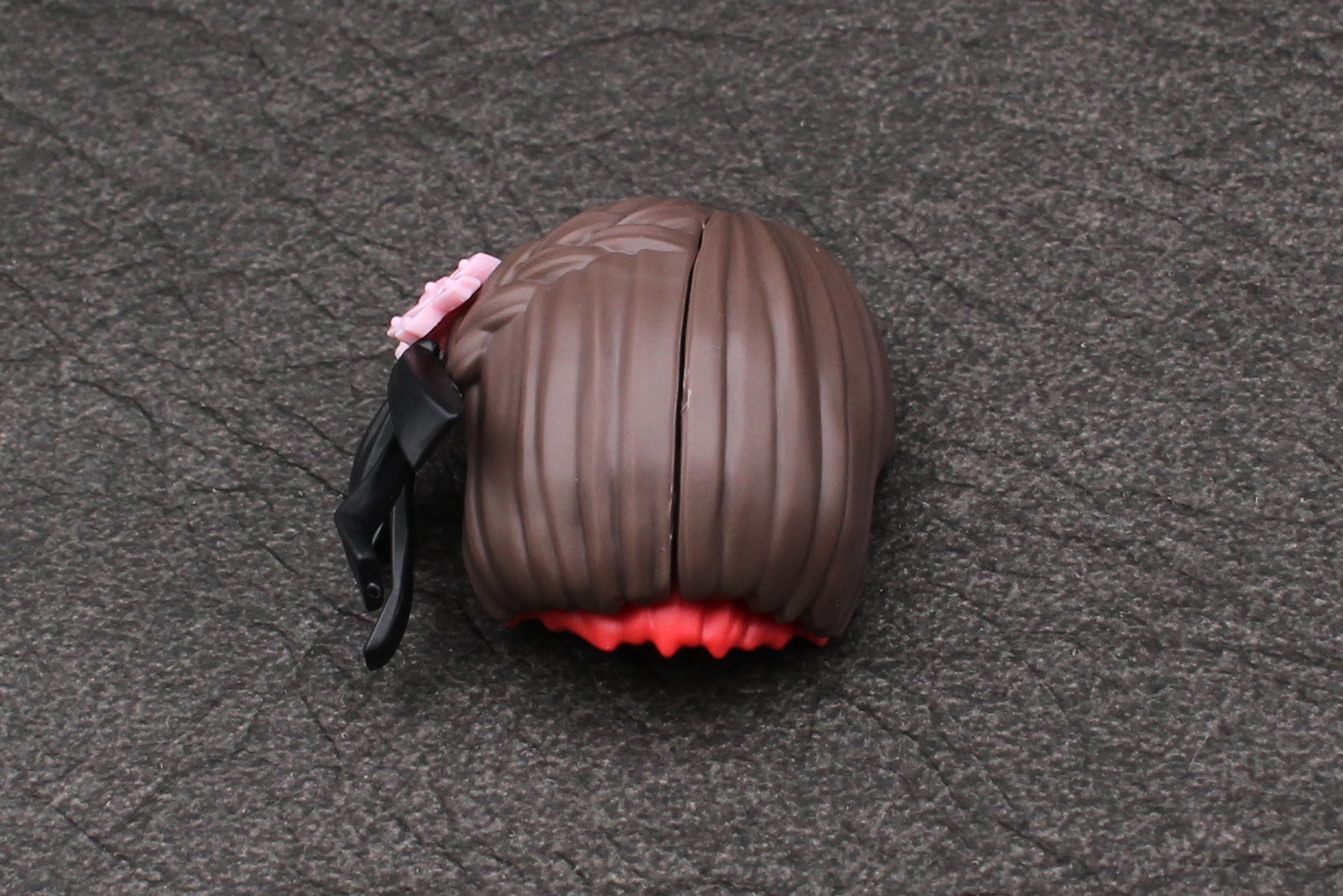 後頭部を組み立てる。上記で組み立てた向かって左の髪は、飾りのあるものとないものを選択可能。作例では飾りのあるものを使用している