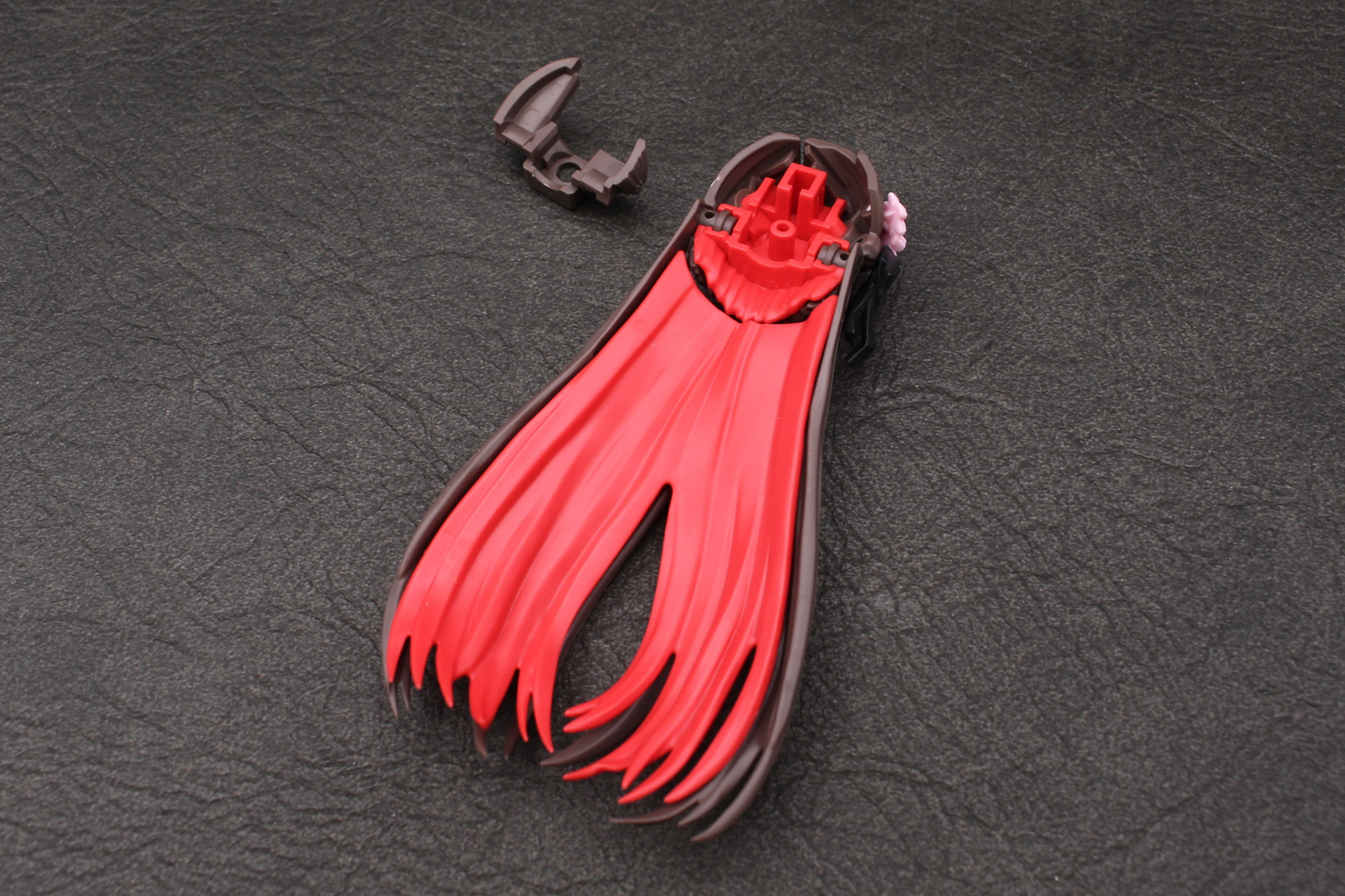 後ろ髪を後頭部にはめ込んでストッパーを取り付ける