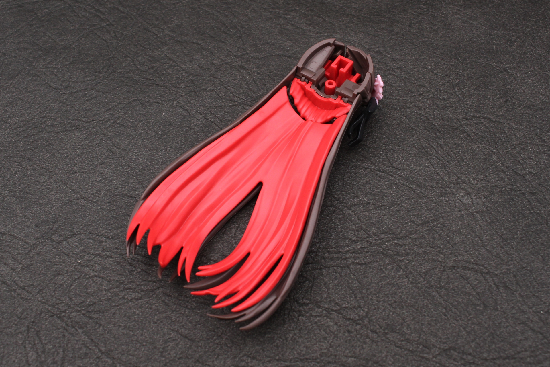 後ろ髪を後頭部にはめ込んでストッパーを取り付ける